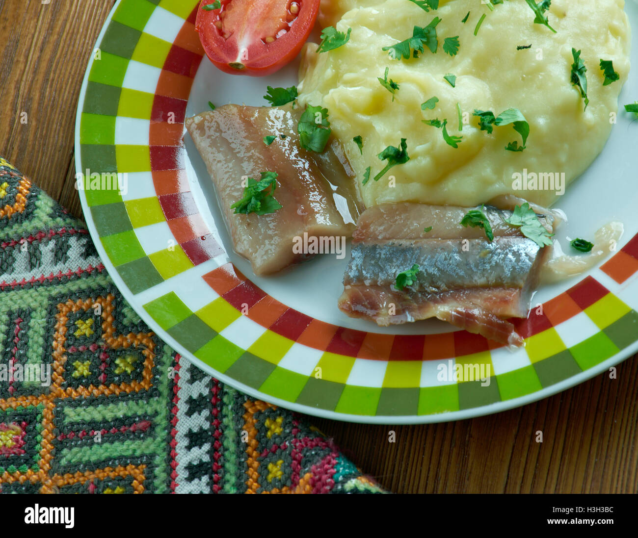 Finnische marinierter Hering mit Kartoffeln - Matjessill med farskpotatis Stockfoto