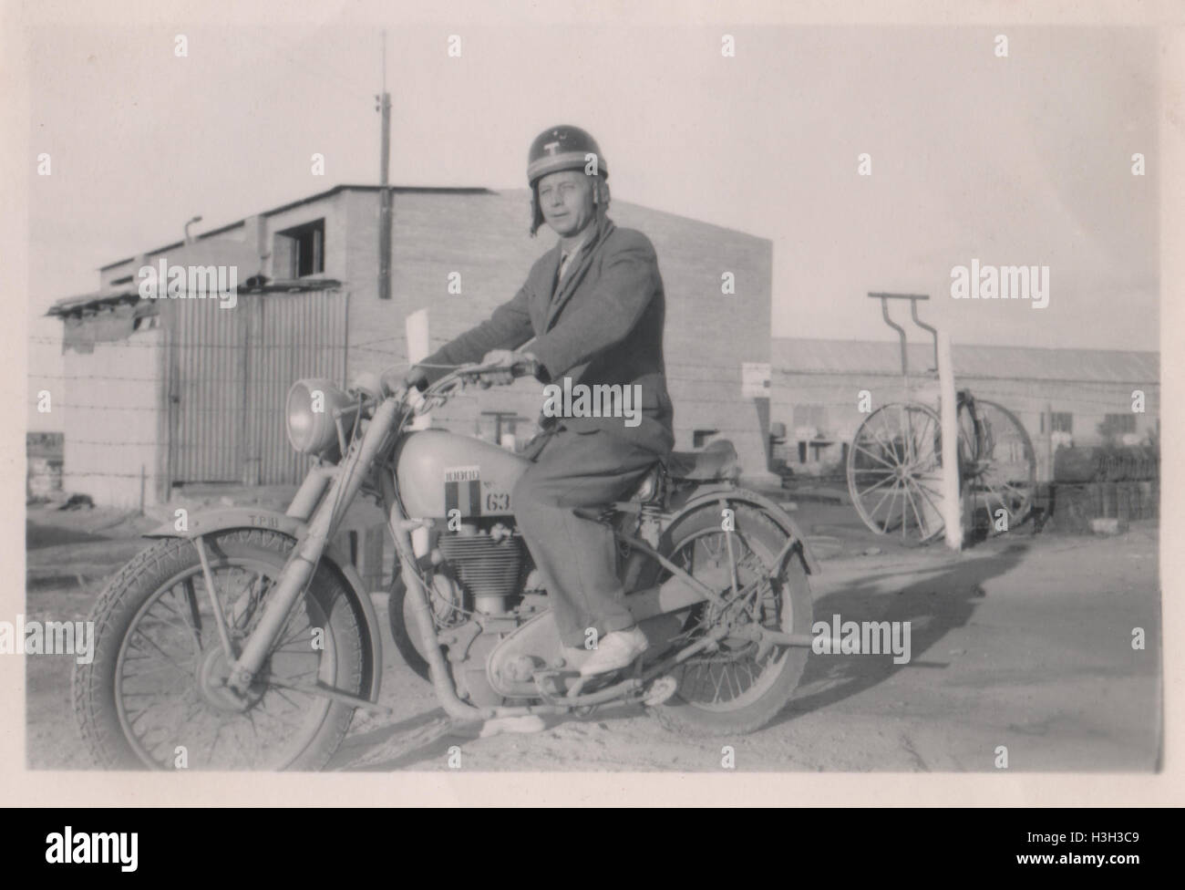 Unidentifizierter britischer Mann, der ein Matchloses Motorrad der G3/L British Army fährt. Foto aufgenommen im Lager des Royal Army Ordnance Corps (RAOC) des 10 Base Ordnance Depot im Gebiet Geneifa Ismailia nahe dem Suez-Kanal 1952 Stockfoto
