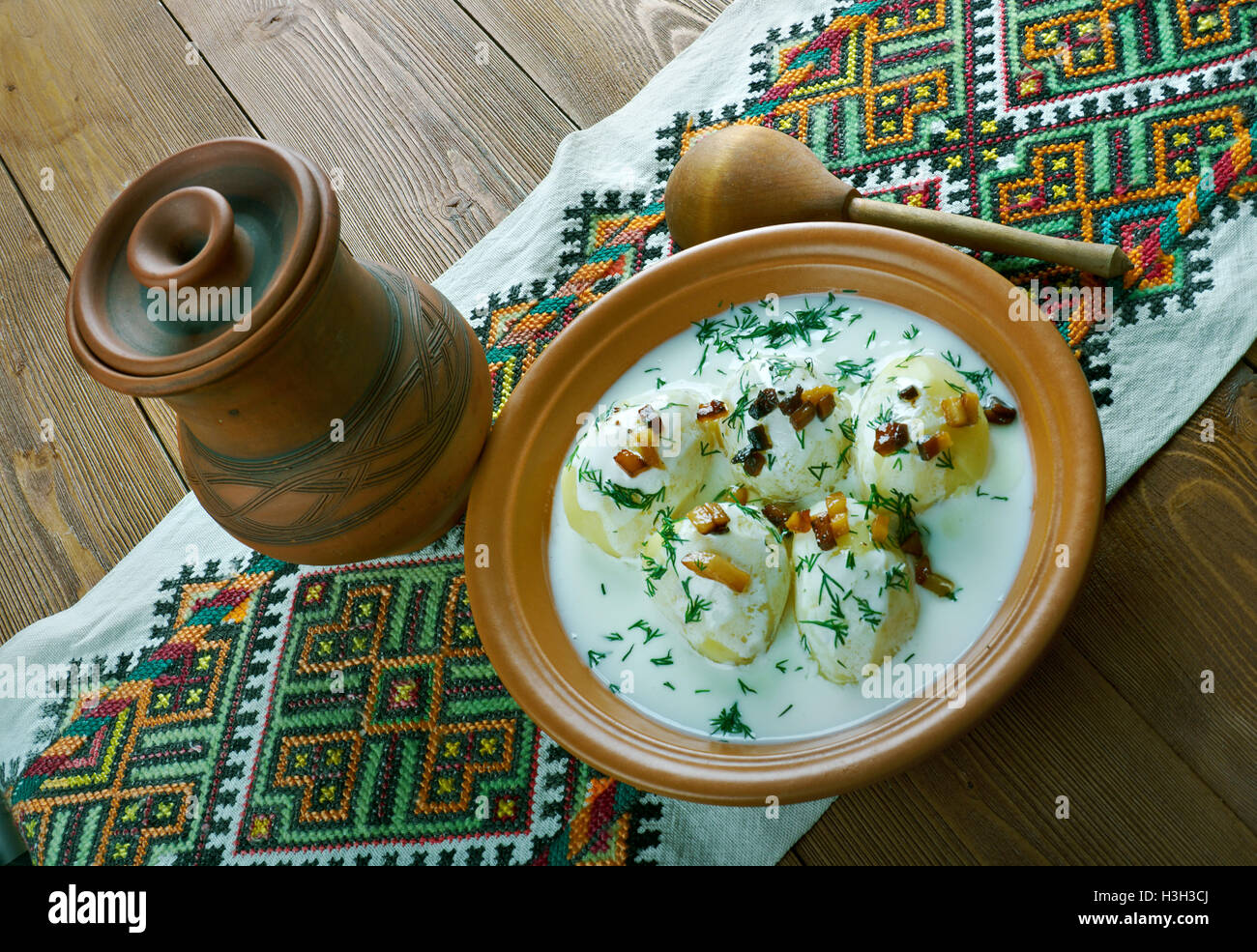 Fermentierte Milch Produkt Guslyanka mit Kartoffeln und gebratenen Speck. Karpaten-Küche Stockfoto