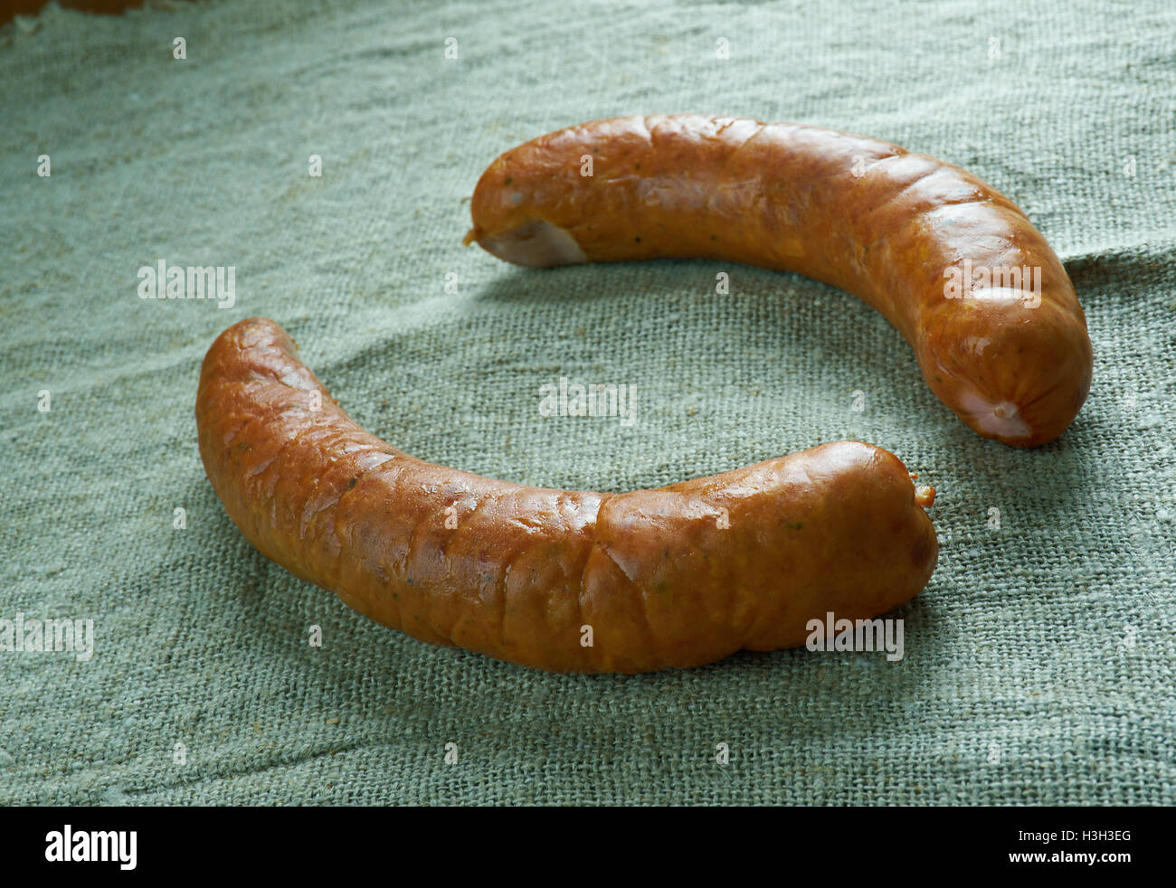 Krakowska polnische Wurst Kielbasa. hergestellt aus Kürzungen von magerem Schweinefleisch, gewürzt mit Pfeffer, Piment, Koriander und Knoblauch, Stockfoto