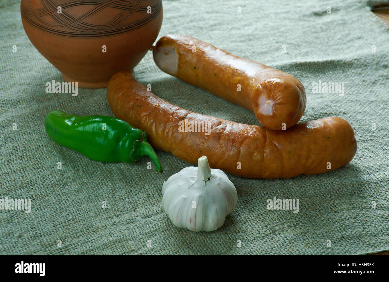 Krakowska polnische Wurst Kielbasa. hergestellt aus Kürzungen von magerem Schweinefleisch, gewürzt mit Pfeffer, Piment, Koriander und Knoblauch, Stockfoto