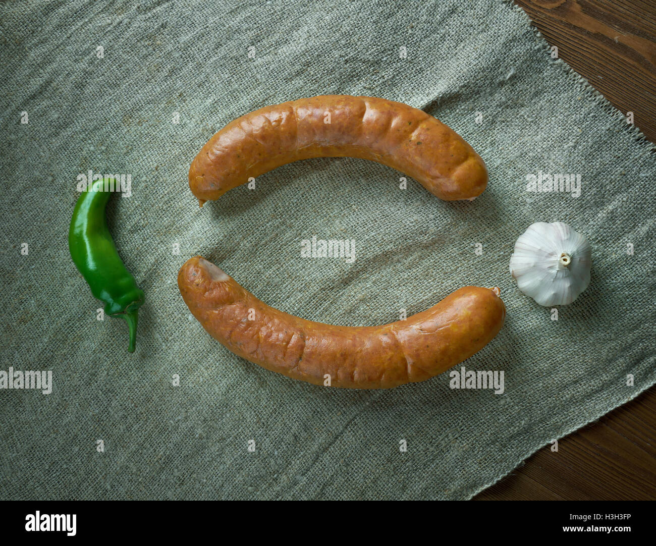 Krakowska polnische Wurst Kielbasa. hergestellt aus Kürzungen von magerem Schweinefleisch, gewürzt mit Pfeffer, Piment, Koriander und Knoblauch, Stockfoto