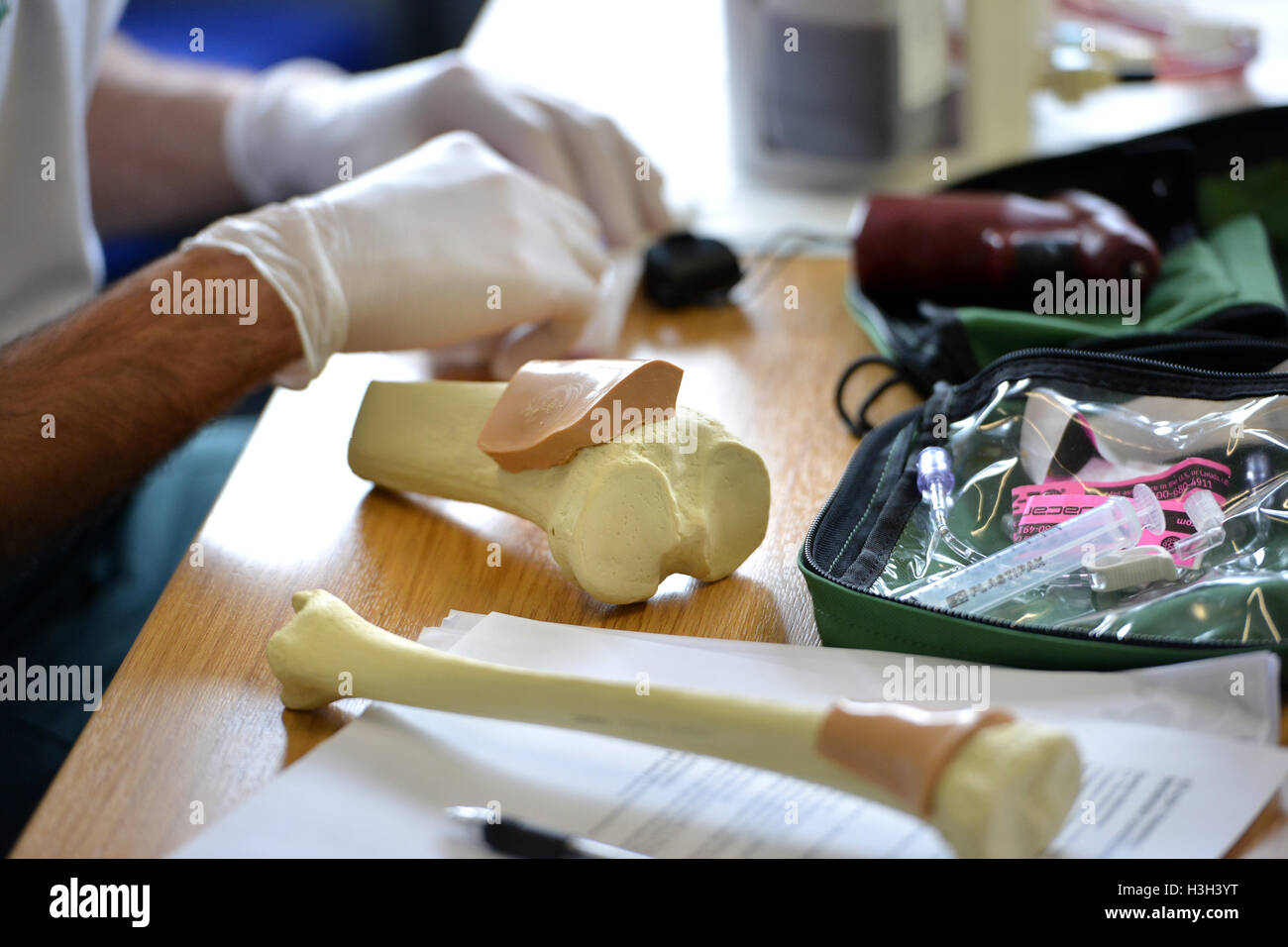 Medizinische Auszubildenden üben intraossäre Techniken auf Replik Knochen... Stockfoto