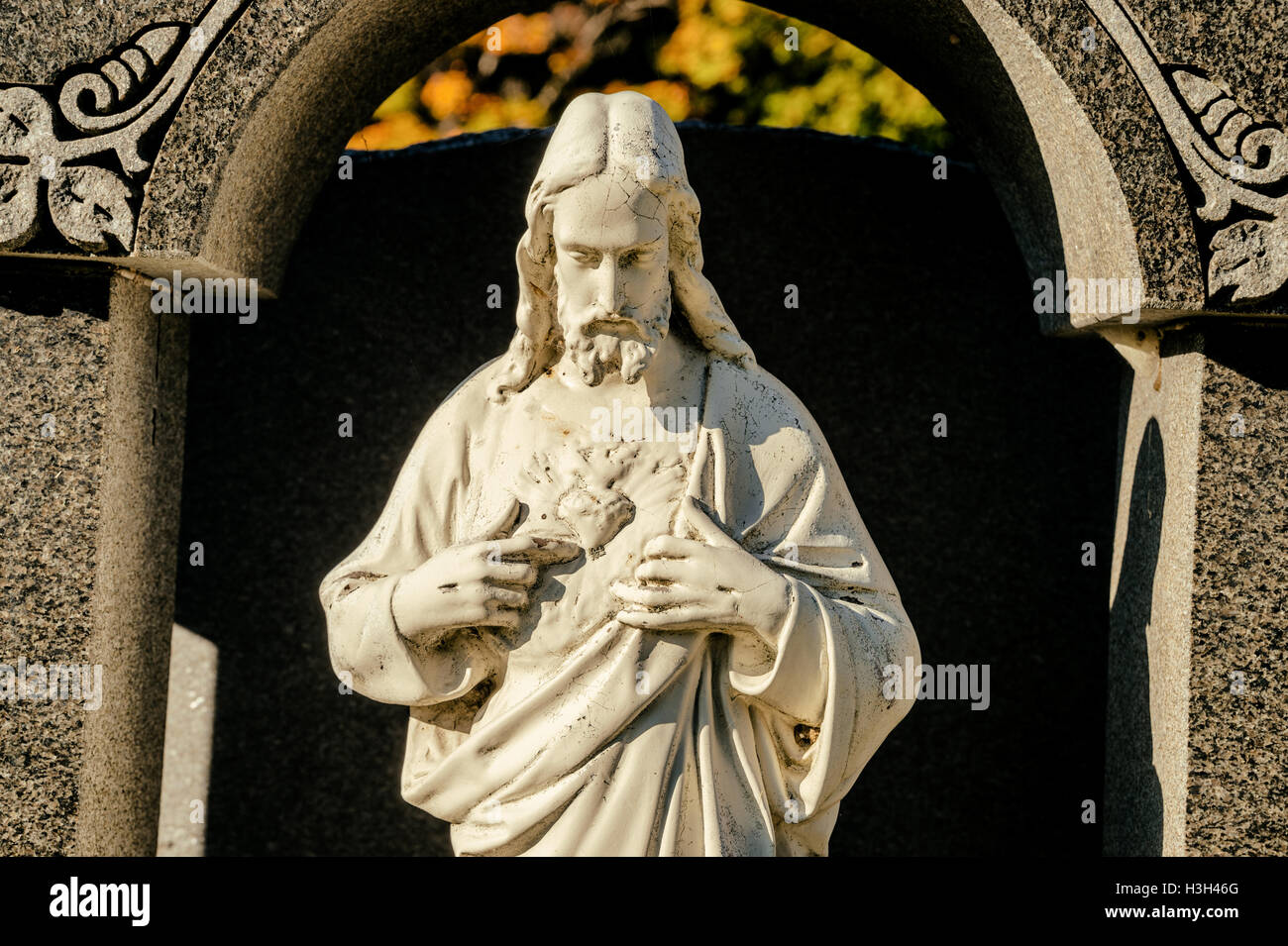 Christus-Statue mit Kopf nach unten auf einem Friedhof Stockfoto