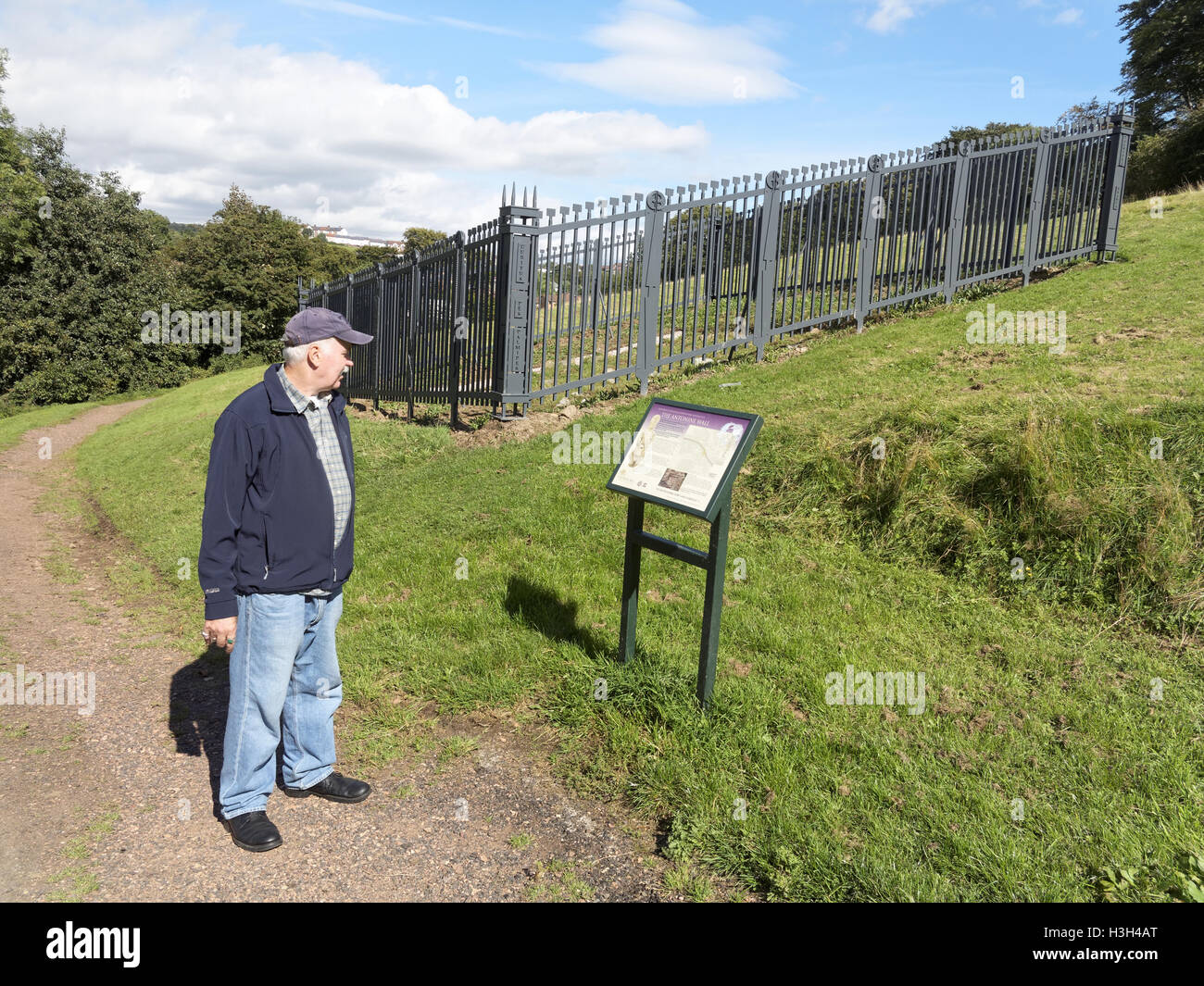 Erste sichtbare Überreste des Antoninuswalls aus dem Westen sind auf Duntocher in der Nähe von Clydebank außerhalb Glasgow ersichtlich. Stockfoto