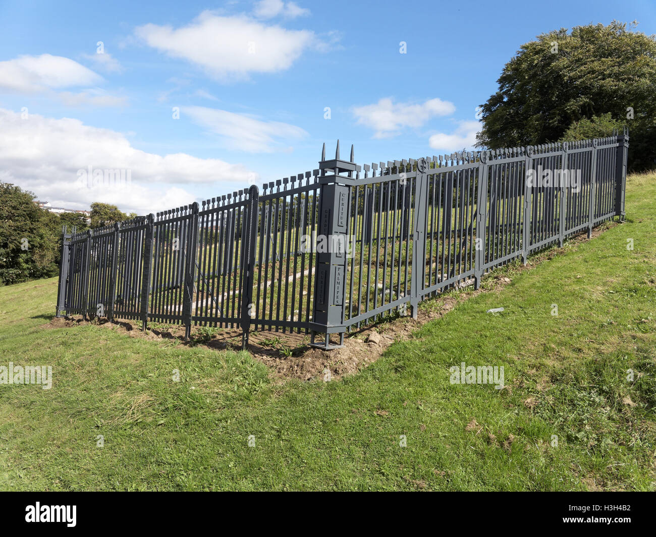 Erste sichtbare Überreste des Antoninuswalls aus dem Westen sind auf Duntocher in der Nähe von Clydebank außerhalb Glasgow ersichtlich. Stockfoto