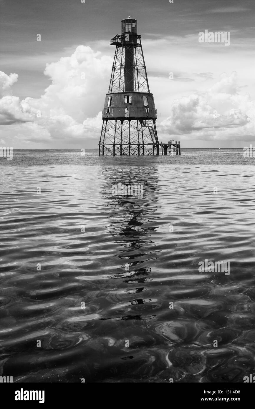 Die älteste von Floridas 6 Riff-Lichter, Carysfort Licht sitzt in schimmernden Untiefen 7 Meilen vor Key Largo, Florida. Stockfoto