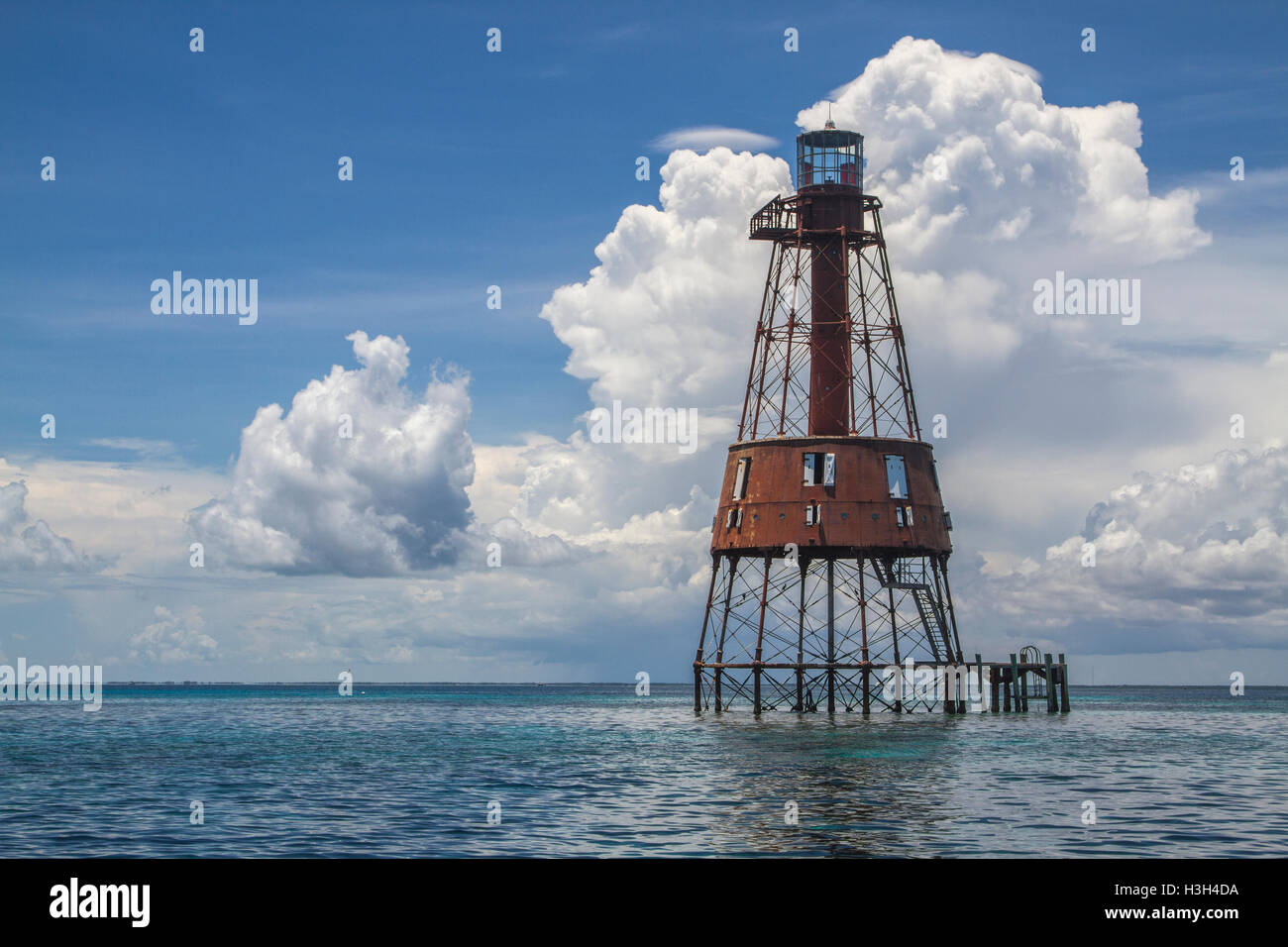 Die älteste von Floridas 6 Riff-Lichter, Carysfort Licht sitzt in schimmernden Untiefen 7 Meilen vor Key Largo, Florida. Stockfoto