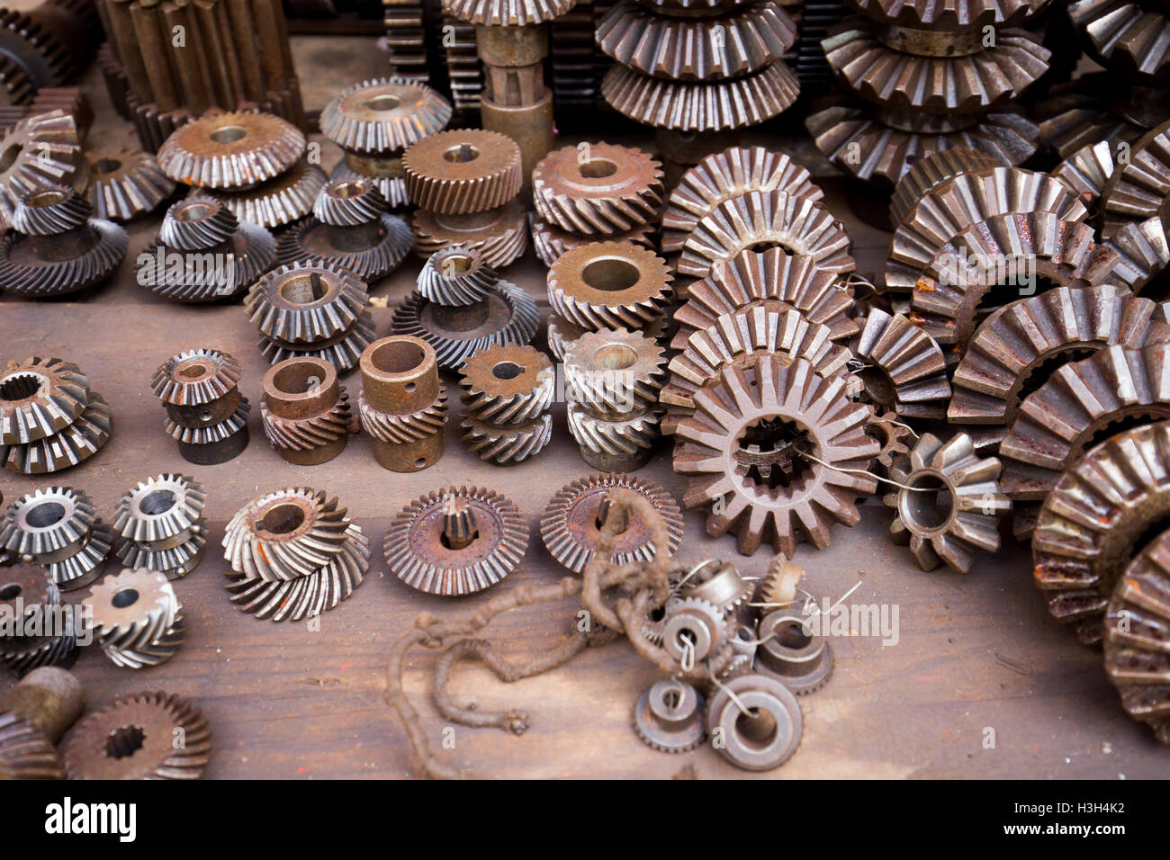 Zahnrad, Schraubenköpfe, Zahnräder, Texturen und andere Metalldetails in vietnamesischen Metal Markt (Cho SA) Stockfoto