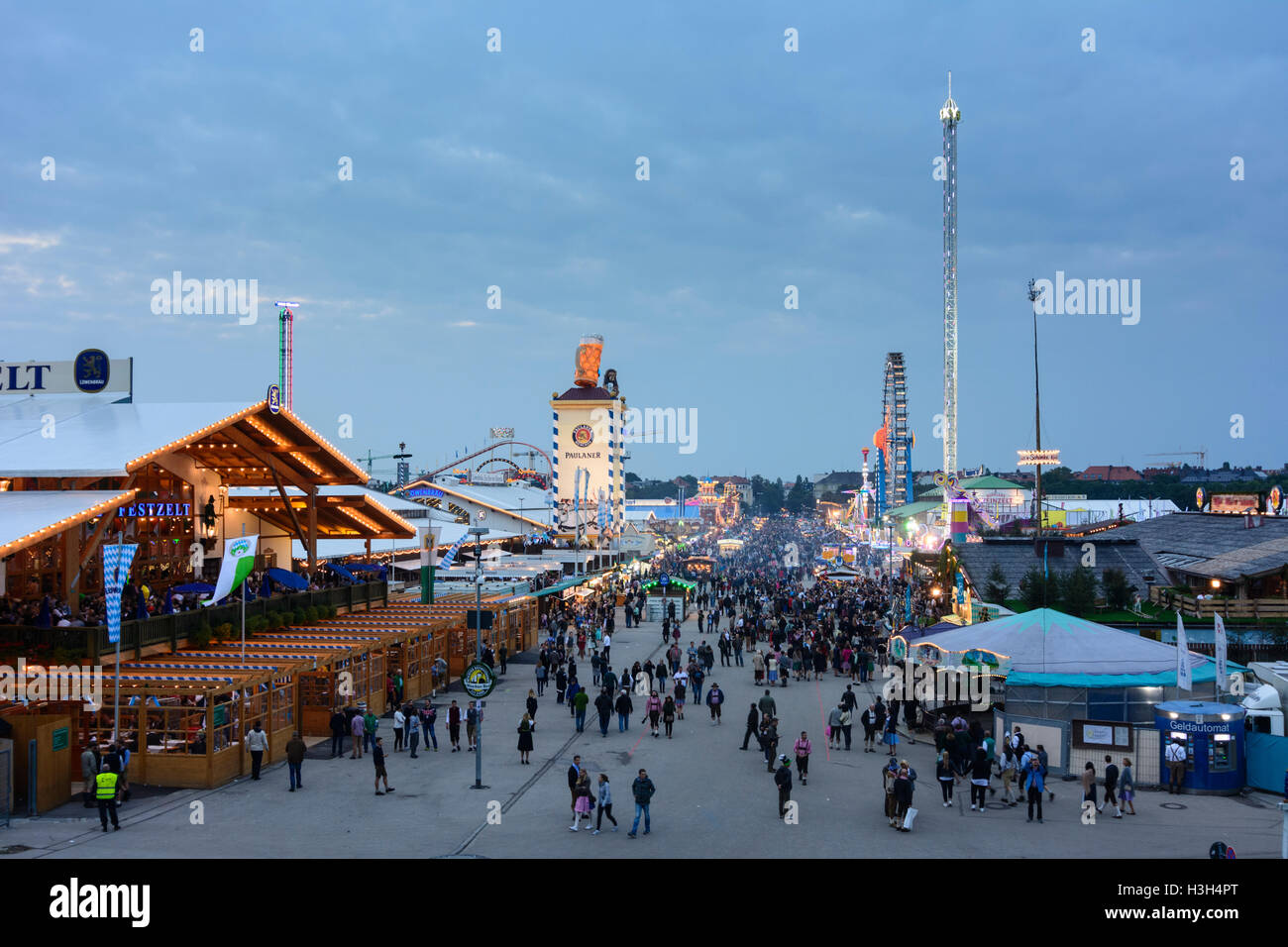 München, München: Oktoberfest-Bierfest: Löwenbräu und Paulaner Bierzelt, Fahrgeschäfte und Achterbahn, Oberbayern, obere Bavari Stockfoto