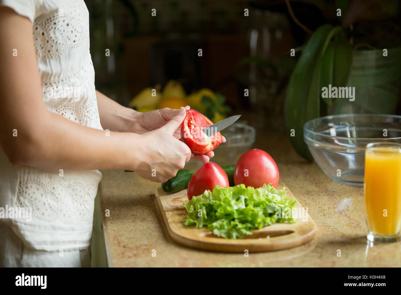 Hände, schneiden die Tomaten Salat auf dem Brett Stockfoto