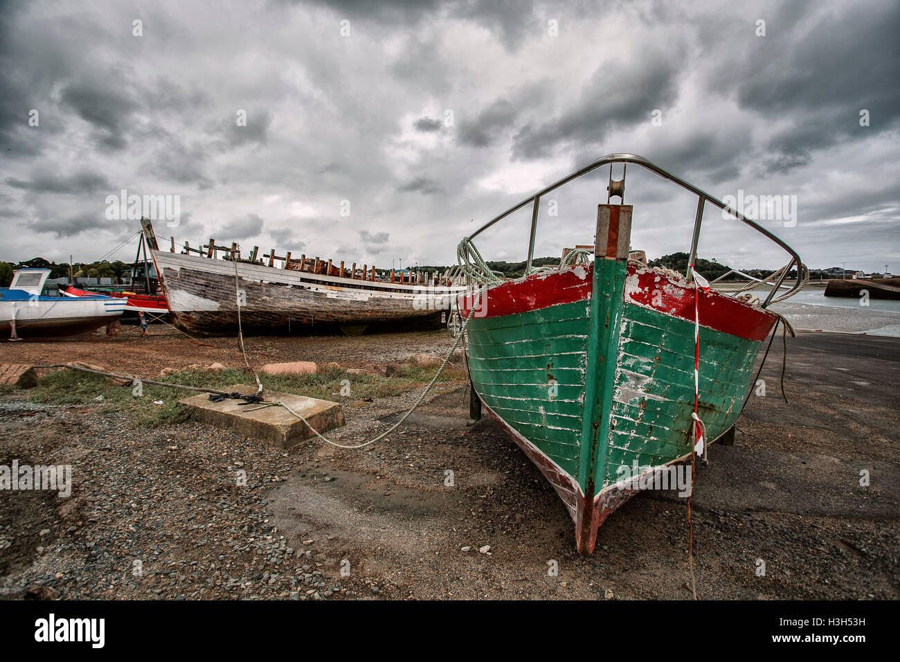 Blick auf die Altstadt Boote in Brittany France am Ufer während der Ebbe-Gezeiten Stockfoto