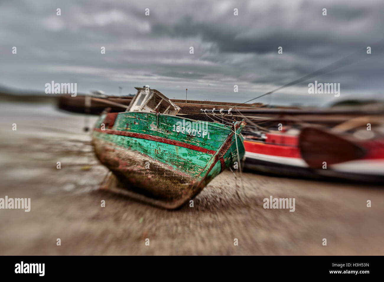 Blick auf die Altstadt Boote in Brittany France am Ufer während der Ebbe-Gezeiten Stockfoto