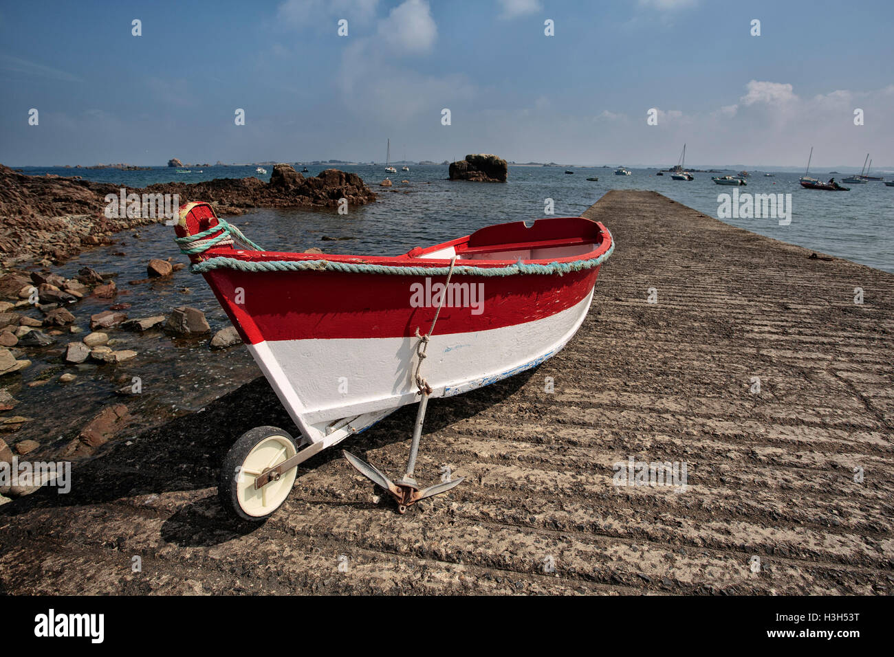 Blick auf die Altstadt Boote in Brittany France am Ufer während der Ebbe-Gezeiten Stockfoto