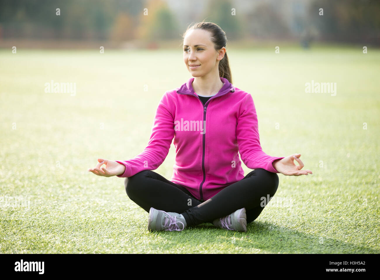 Yoga im Freien: Sukhasana Pose Stockfoto