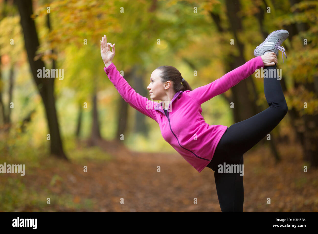 Yoga im Freien: Lord der Tanz Pose Stockfoto