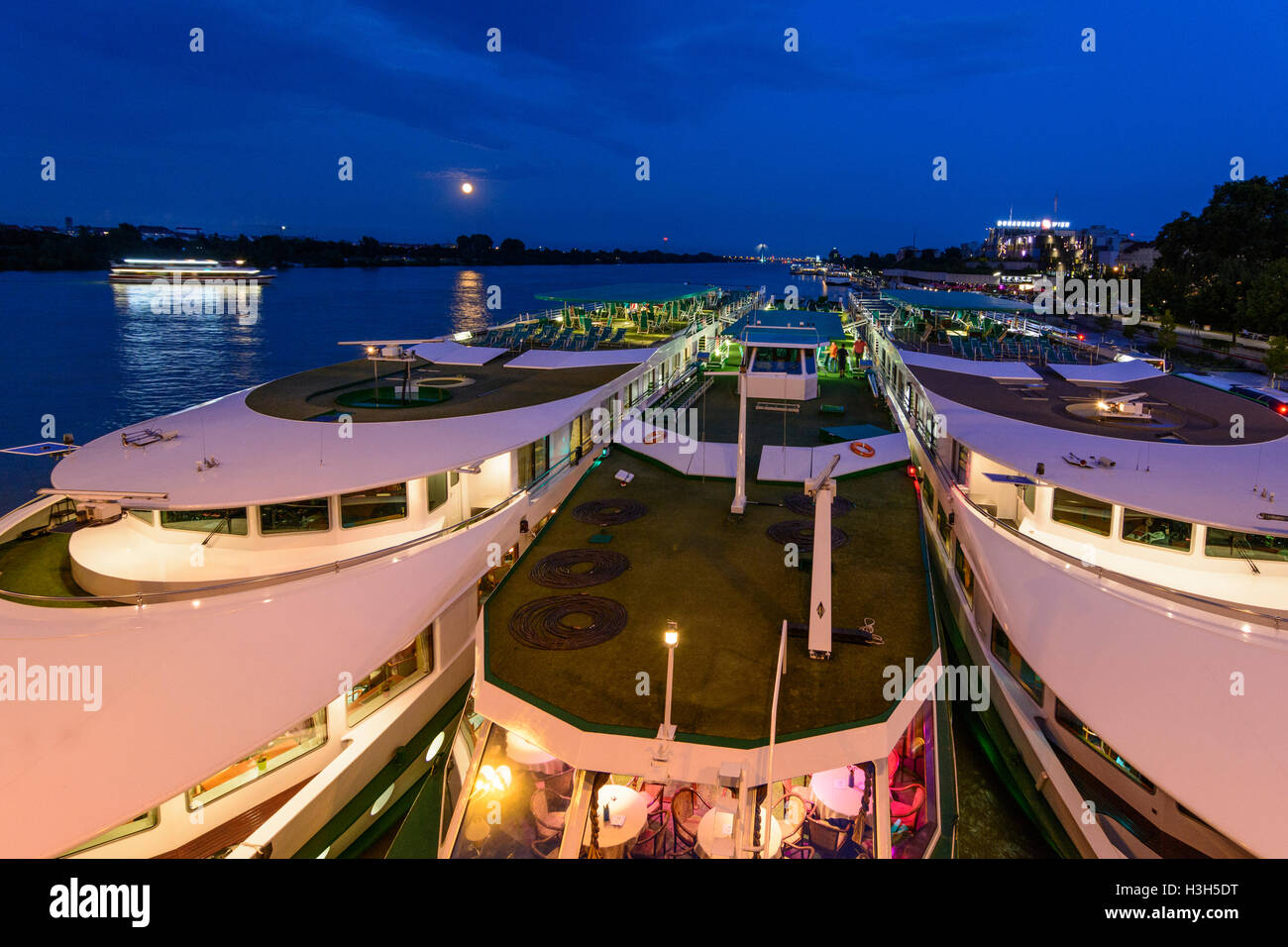 Wien, Wien: Schiffe Kreuzfahrtschiff Hafenterminal in Reichsbrücke, Vollmondnacht, 02., Wien, Österreich Stockfoto