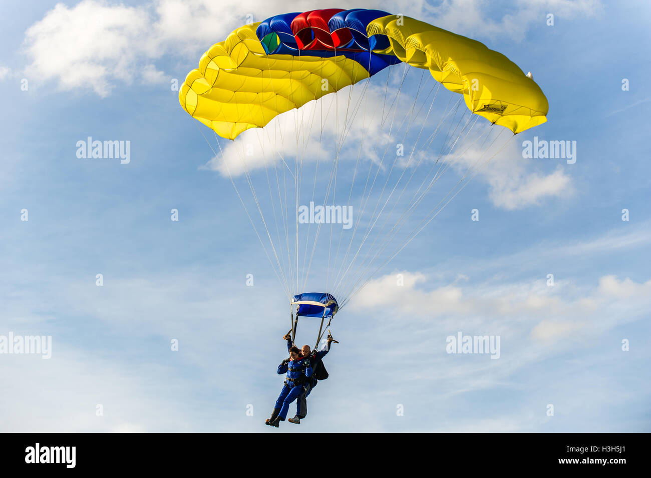 Fallschirmspringer und Beifahrer kommen an der Irischen Fallschirm Verein in der Grafschaft Offaly, Irland zu Landen nach einem Sprung von 13.000 Fuß. Stockfoto