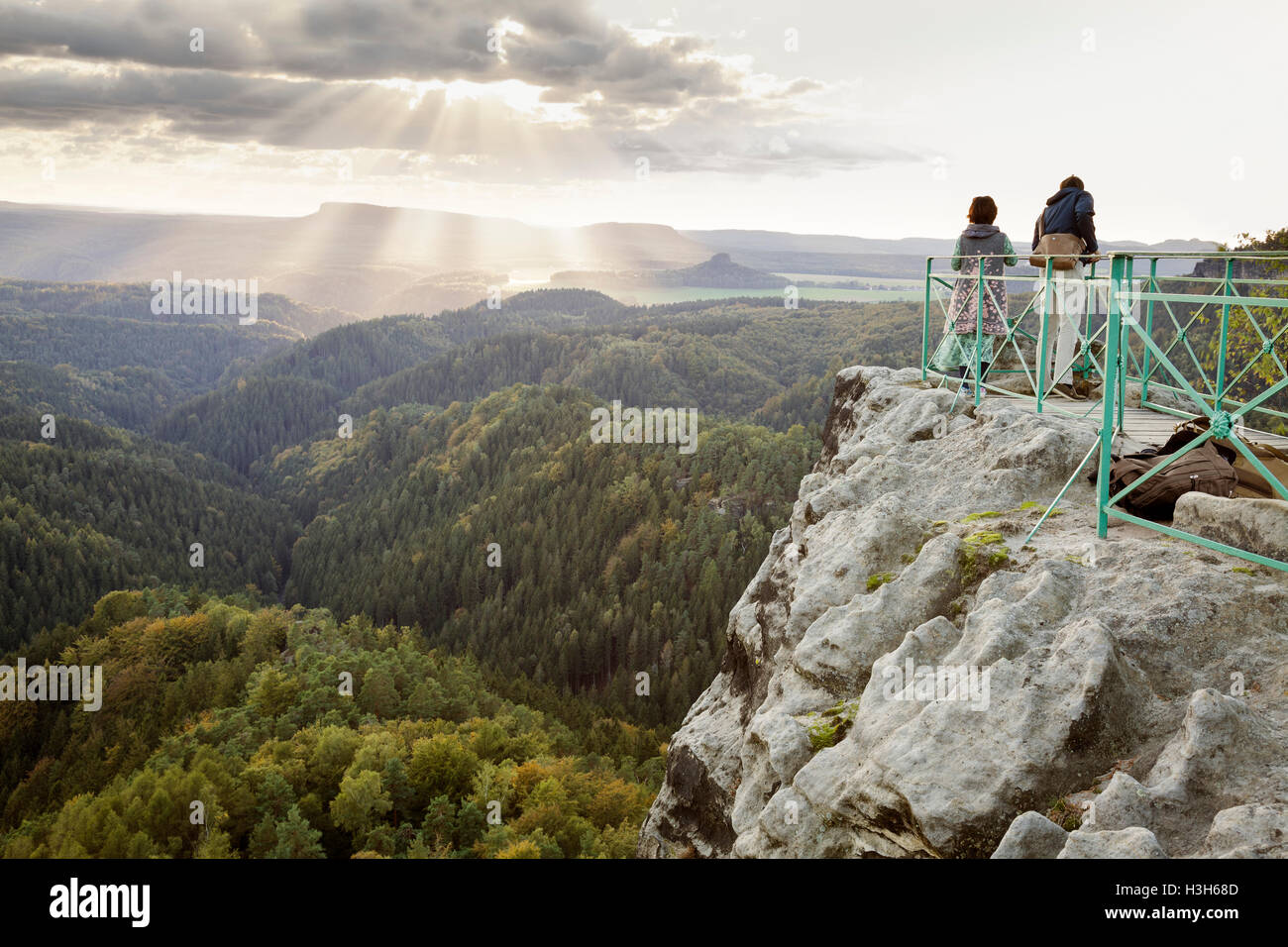 Blick vom Aussichtspunkt von Pravcicka Brana Pravcice Tor Natursandstein Bogen, Hrensko, Usti Nad Labem, Tschechische Republik Stockfoto
