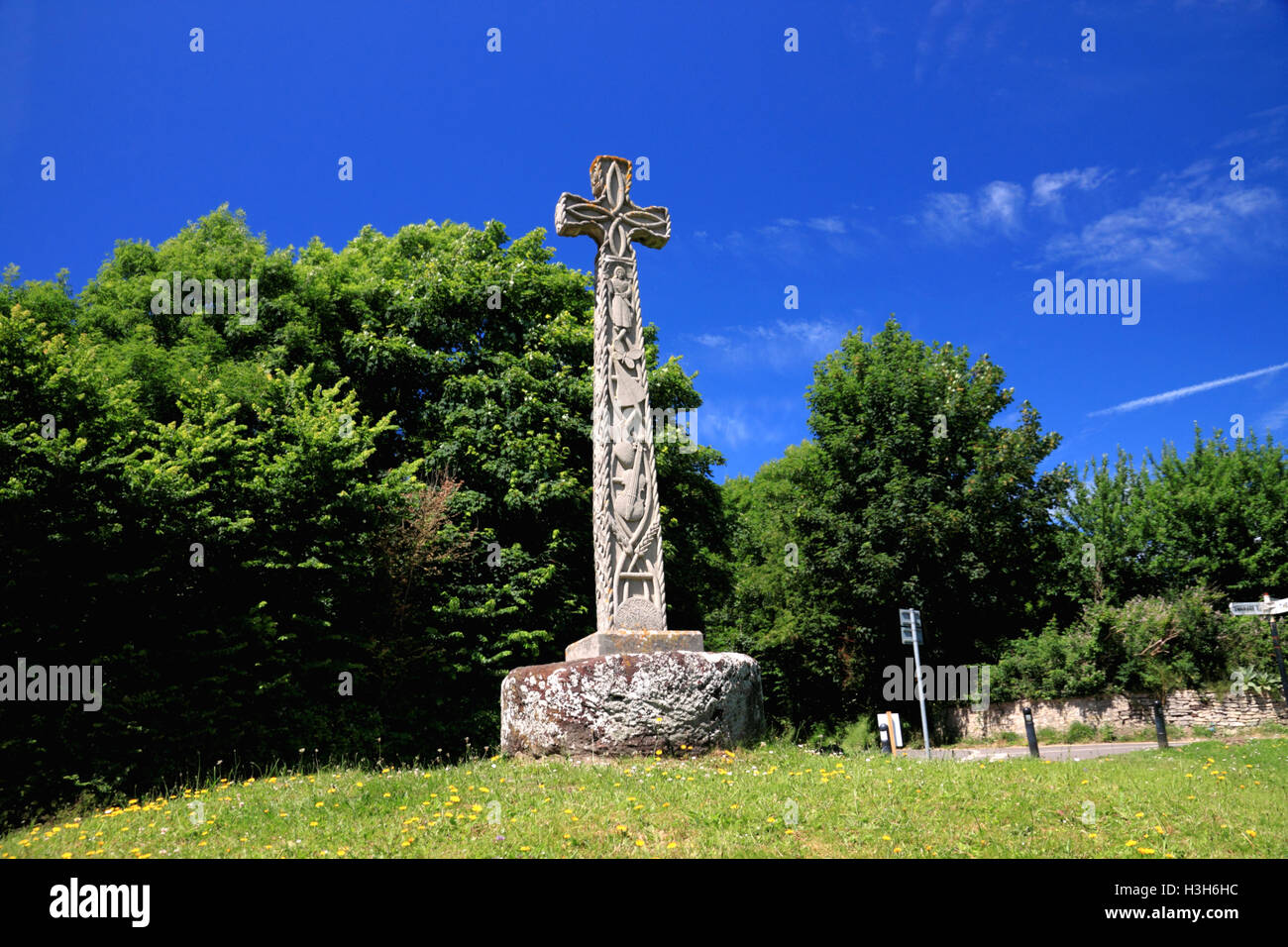 Keltisches Kreuz errichtet 1976, Studland, Dorset.   Mit einer Reihe von antiken und modernen Bilder geschnitzt. Stockfoto