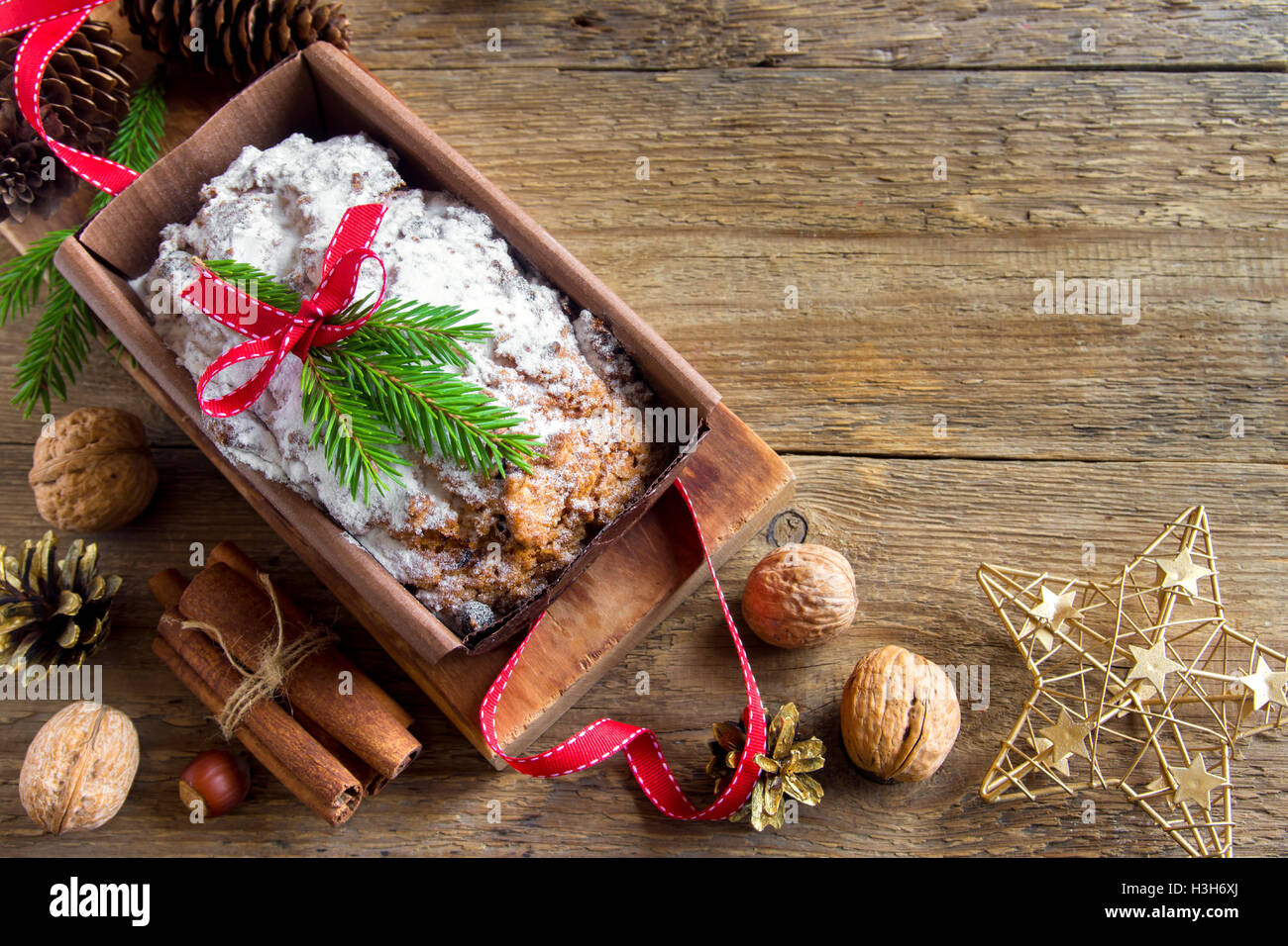 Traditionelle Früchtebrot für Weihnachten Dekoration mit Ornamenten - hausgemachte festliche Weihnachten pasrty Stockfoto