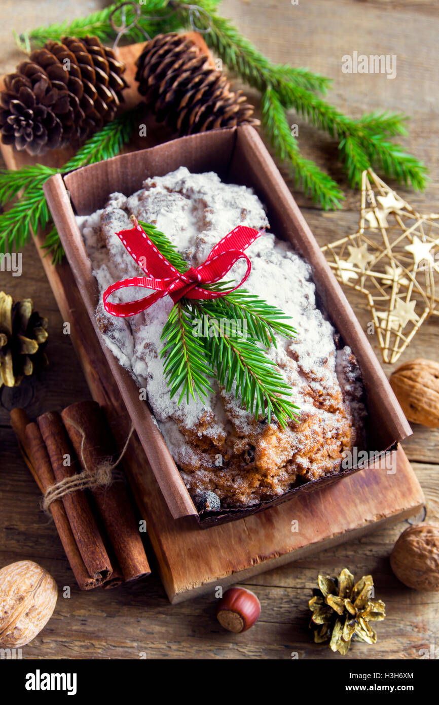 Traditionelle Früchtebrot für Weihnachten Dekoration mit Ornamenten - hausgemachte festliche Weihnachten pasrty Stockfoto