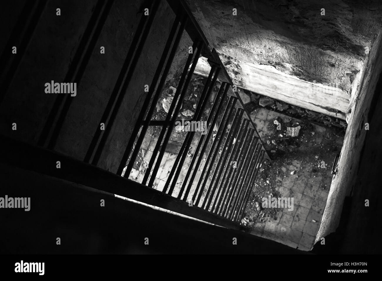 Alten leeren verlassenen Bunker Interieur mit Metallleiter hinunter, schwarz / weiß Foto Stockfoto