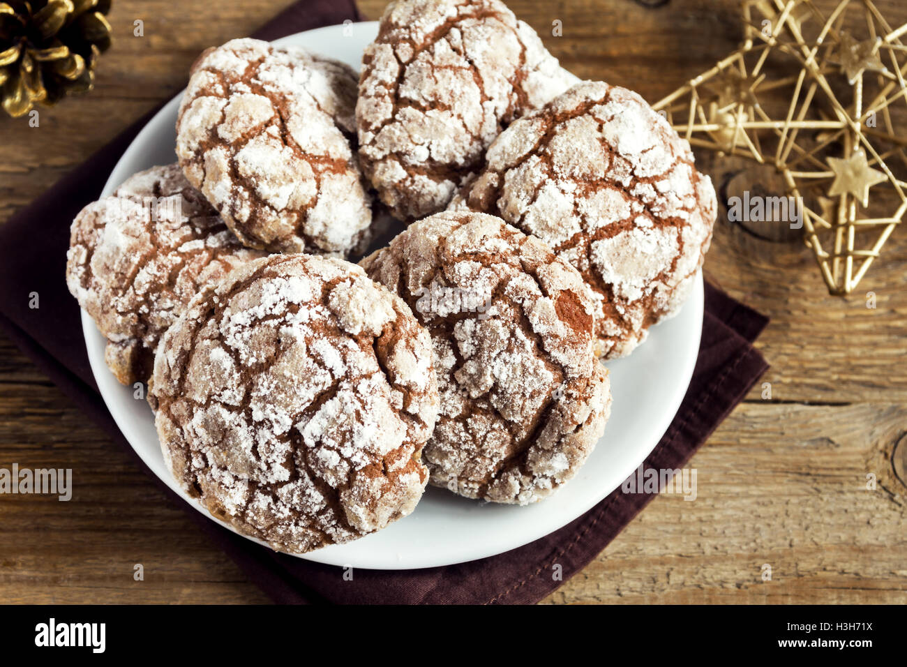 Schokolade crinkle Cookies für Weihnachten mit goldenen Ornamenten - festliche hausgemachte Weihnachtsbäckerei Stockfoto