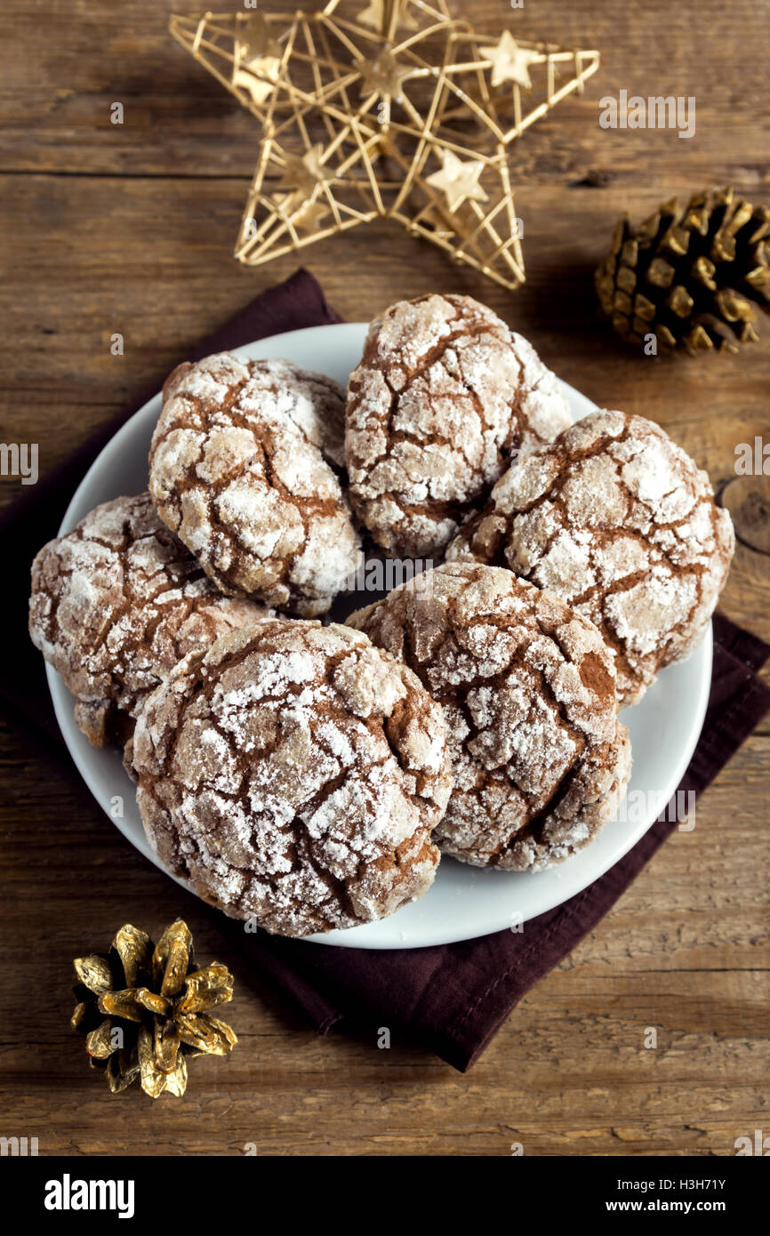 Schokolade crinkle Cookies für Weihnachten mit goldenen Ornamenten - festliche hausgemachte Weihnachtsbäckerei Stockfoto