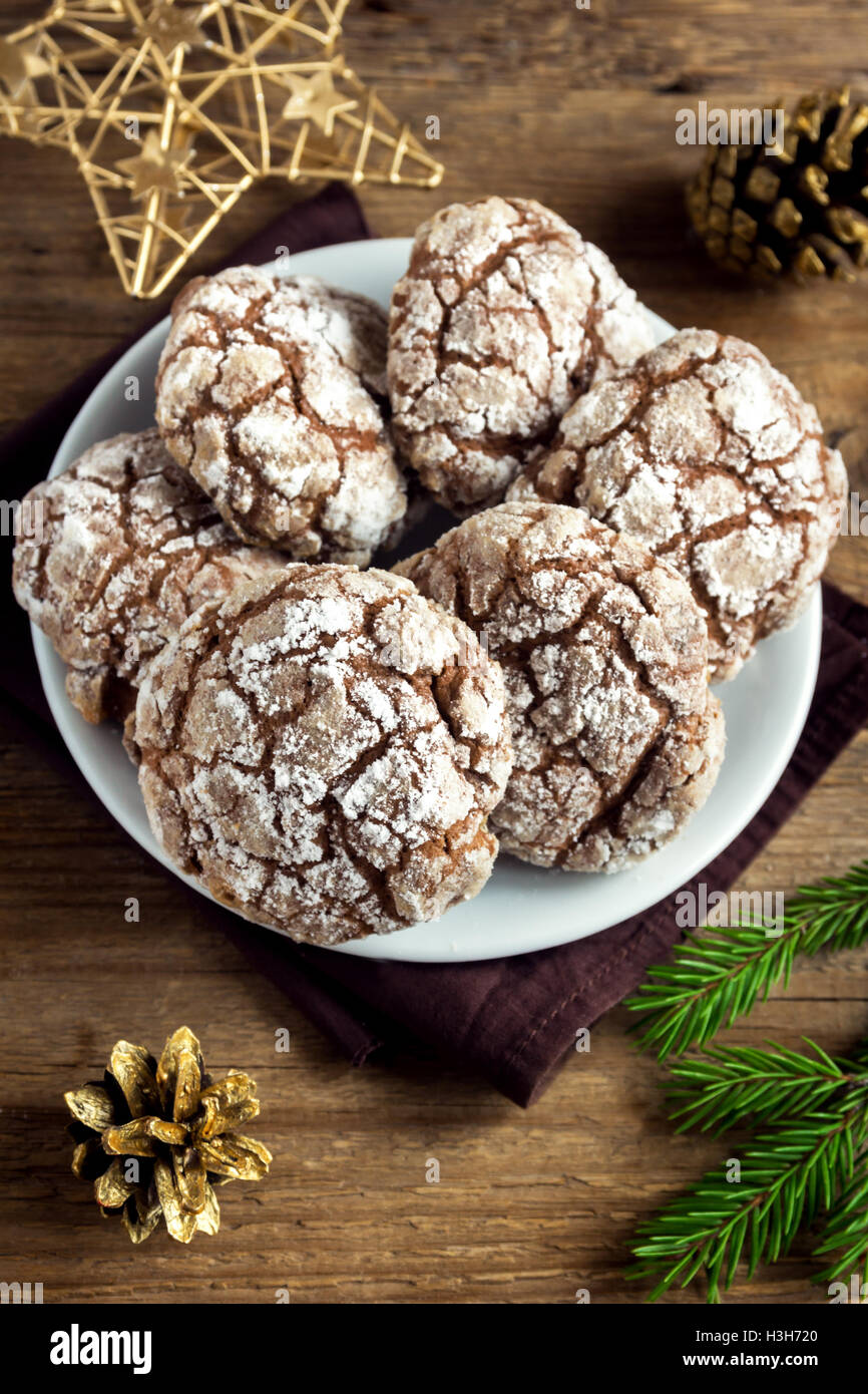 Schokolade crinkle Cookies für Weihnachten mit goldenen Ornamenten - festliche hausgemachte Weihnachtsbäckerei Stockfoto