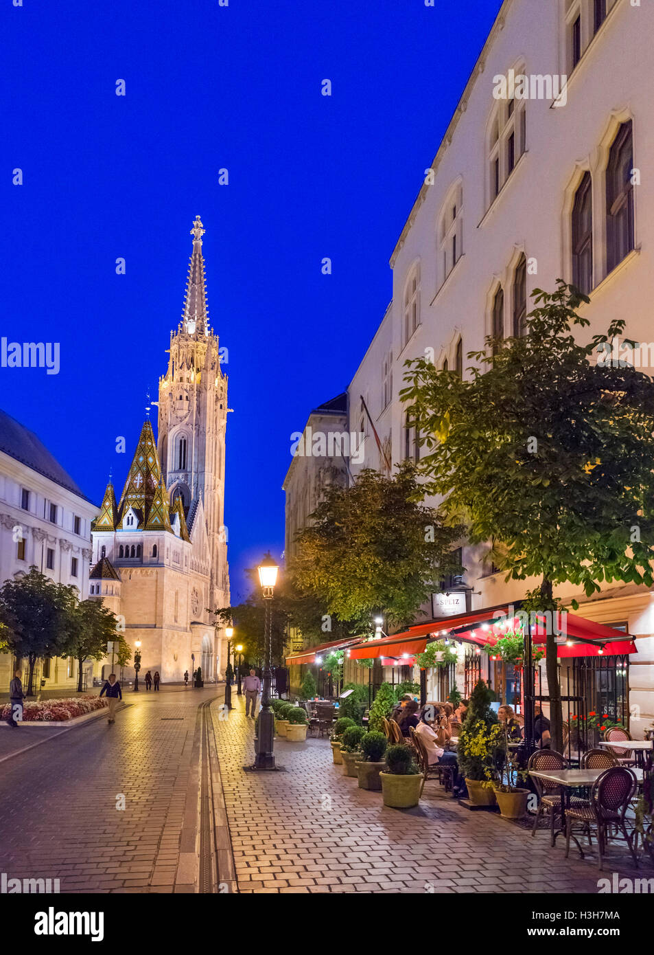 Restaurant am Hess András Tér in der Nacht, mit Blick auf die Matthiaskirche, Budaer Burg Bezirk, Castle Hill, Budapest, Ungarn Stockfoto