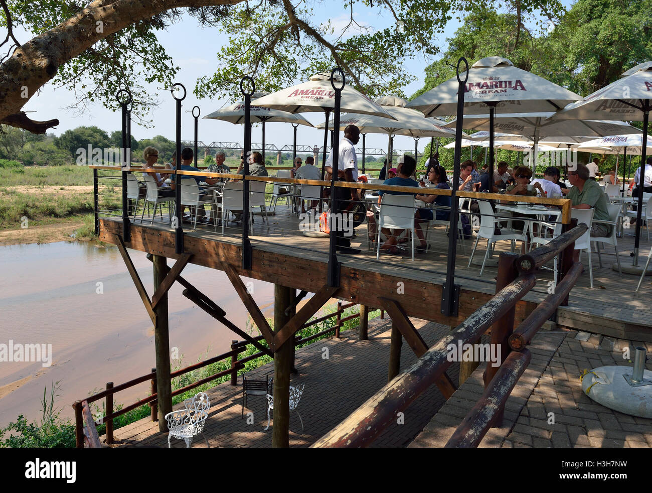 Gehobenes, decktes Restaurant mit Blick auf das Spiel im Kruger Park im Skukuza Rest Camp, Kruger National Park, Südafrika Stockfoto