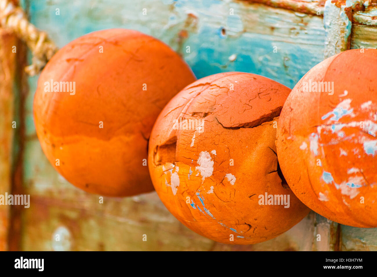 Risse in orange Schwimmhilfen Stockfoto
