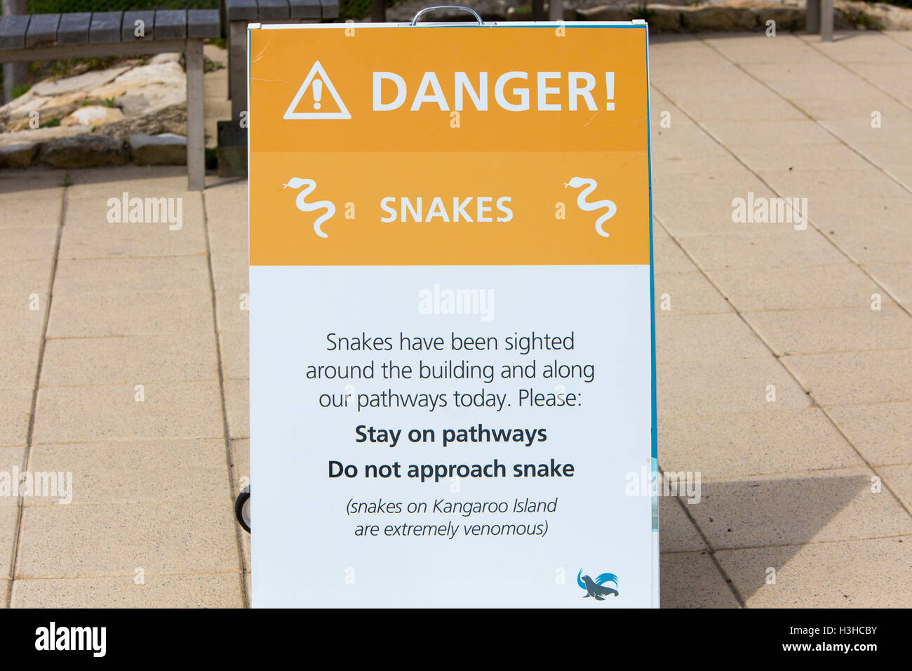 Gefahr Warnung Zeichen Schlangen bei Seal Bay, Kangaroo Island in Südaustralien gesichtet Stockfoto