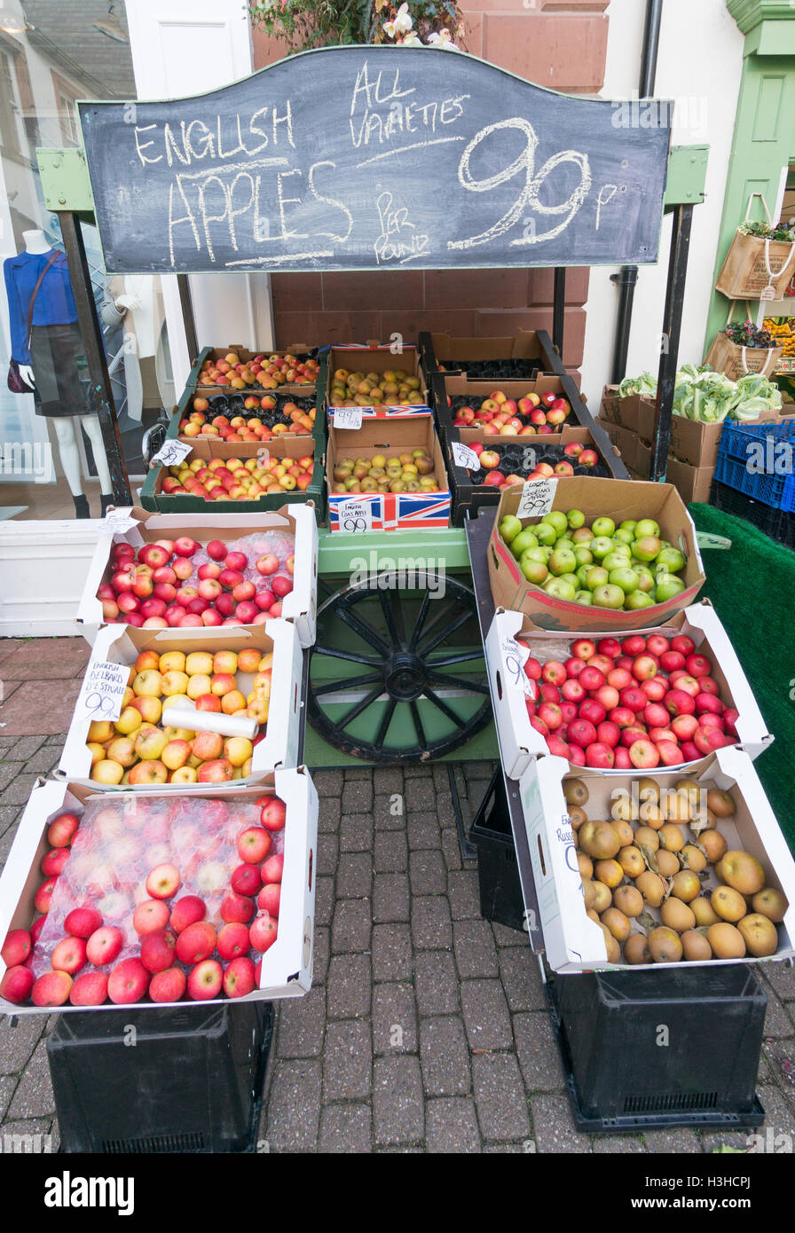 Anzeige der englischen Äpfel außerhalb einen Obstladen in Penrith, Cumbria, England, UK Stockfoto