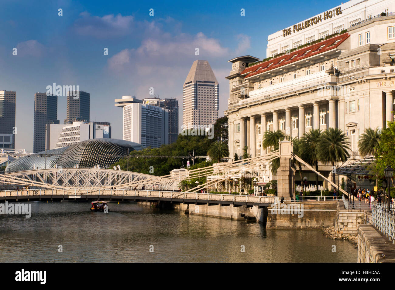 Singapur, Boat Quay, Nachmittagssonne auf Fullerton Hotel und Cavenagh Brücke Stockfoto