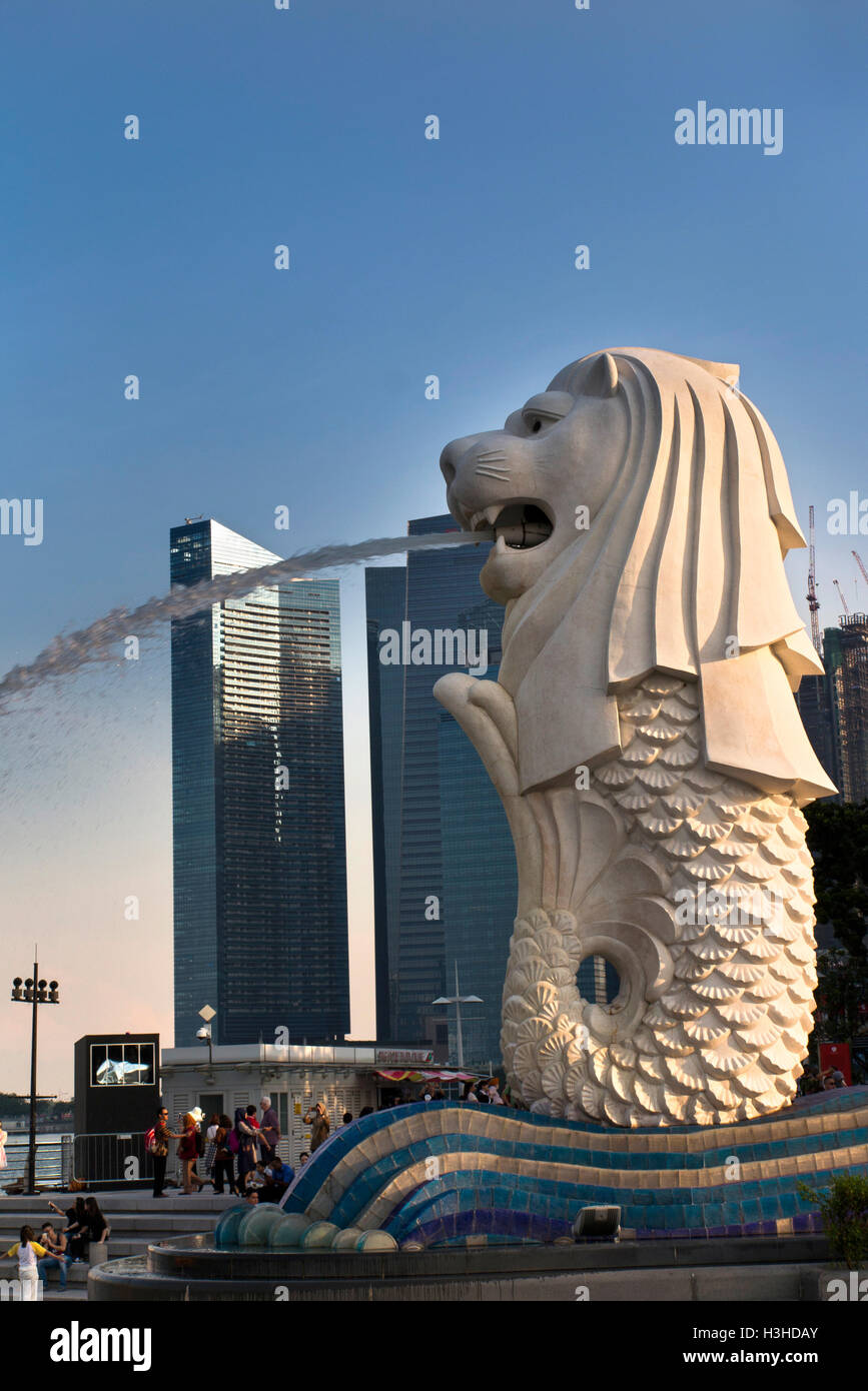 Singapur, Marina Bay, Merlion in der Abenddämmerung Stockfoto