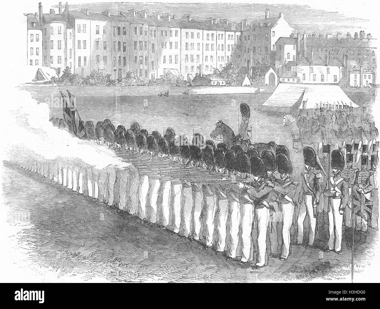 MILITARIA Überprüfung der Artillerie Co, HM Geburtstag 1855. Illustrierte London News Stockfoto