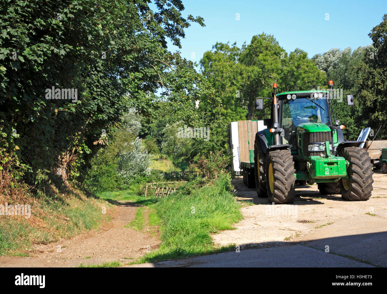 Ein öffentlicher Fußweg durch einen Hof in Brampton, Norfolk, England, Vereinigtes Königreich. Stockfoto