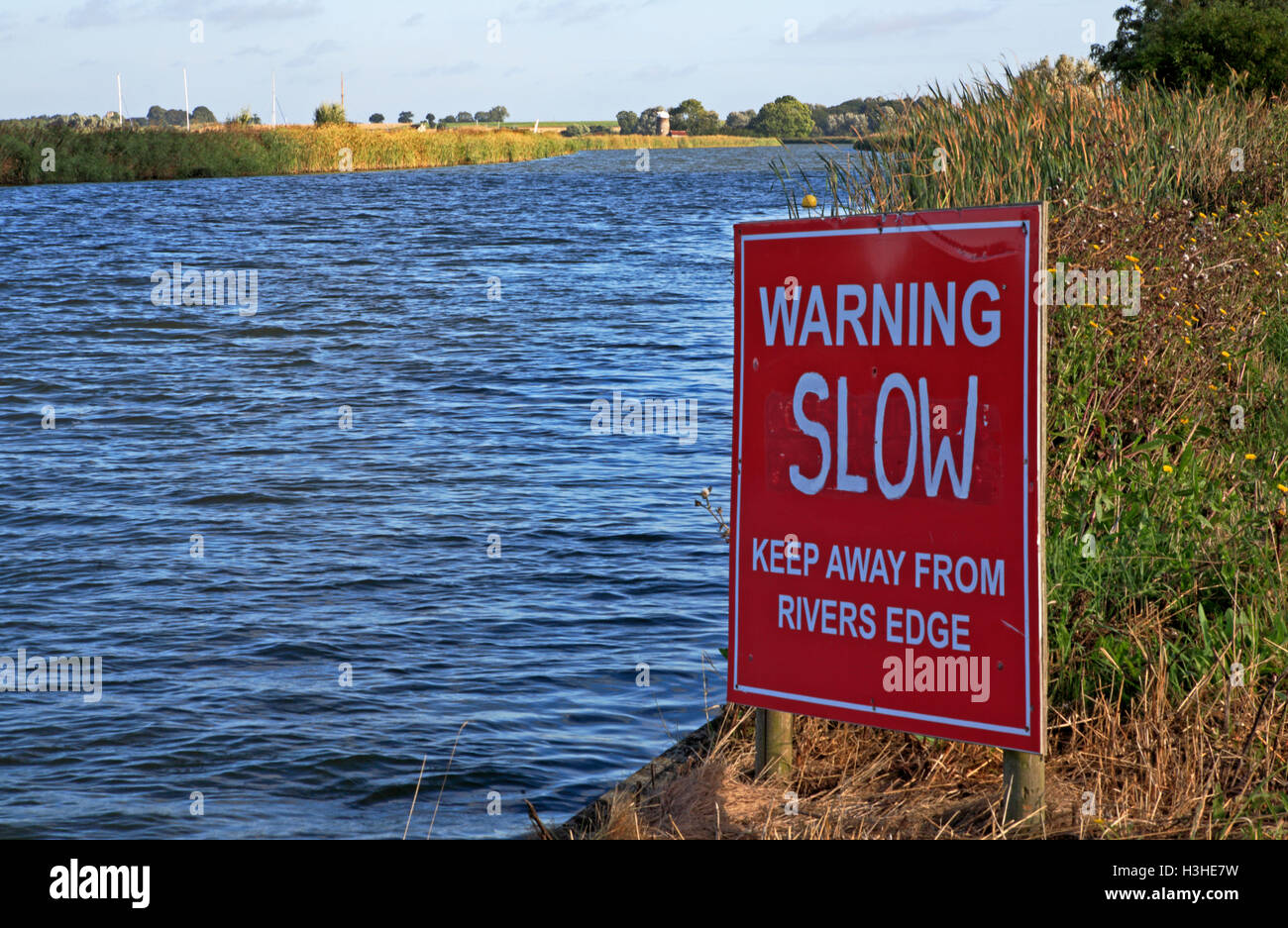 Ein rotes Warnsignal für den Bootsverkehr zu langsam durch den Fluss Bure am Clippesby, Norfolk, England, Vereinigtes Königreich. Stockfoto