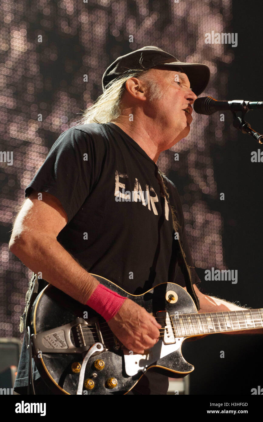 Neil Young führt während der 2016 Farm Aid bei Jiffy Lube Live am 17. September 2016 in Bristow, VA. Stockfoto