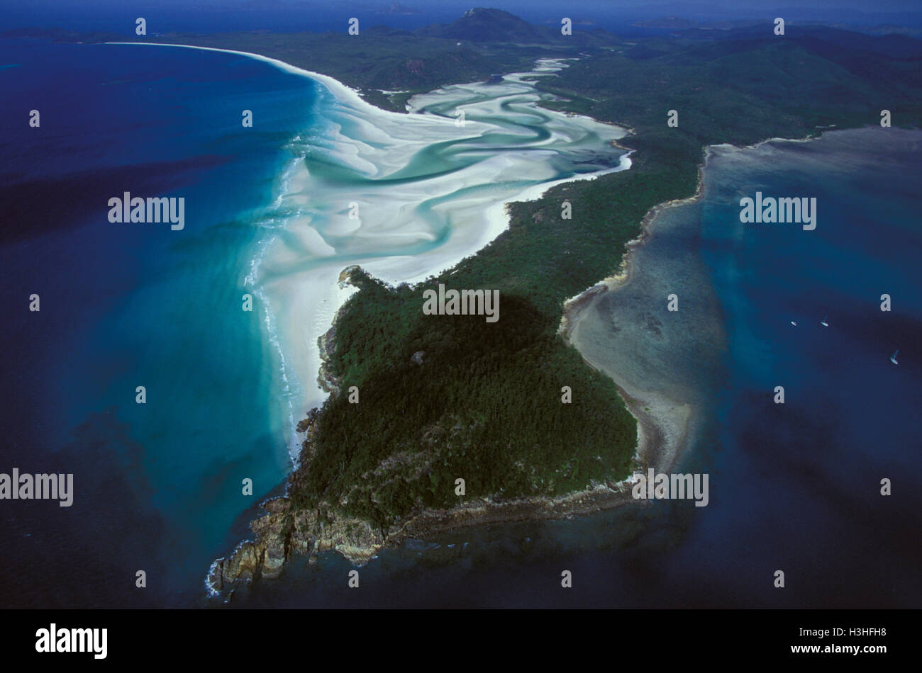 Whitehaven Beach mit Tongue Point und Hill Inlet. Stockfoto