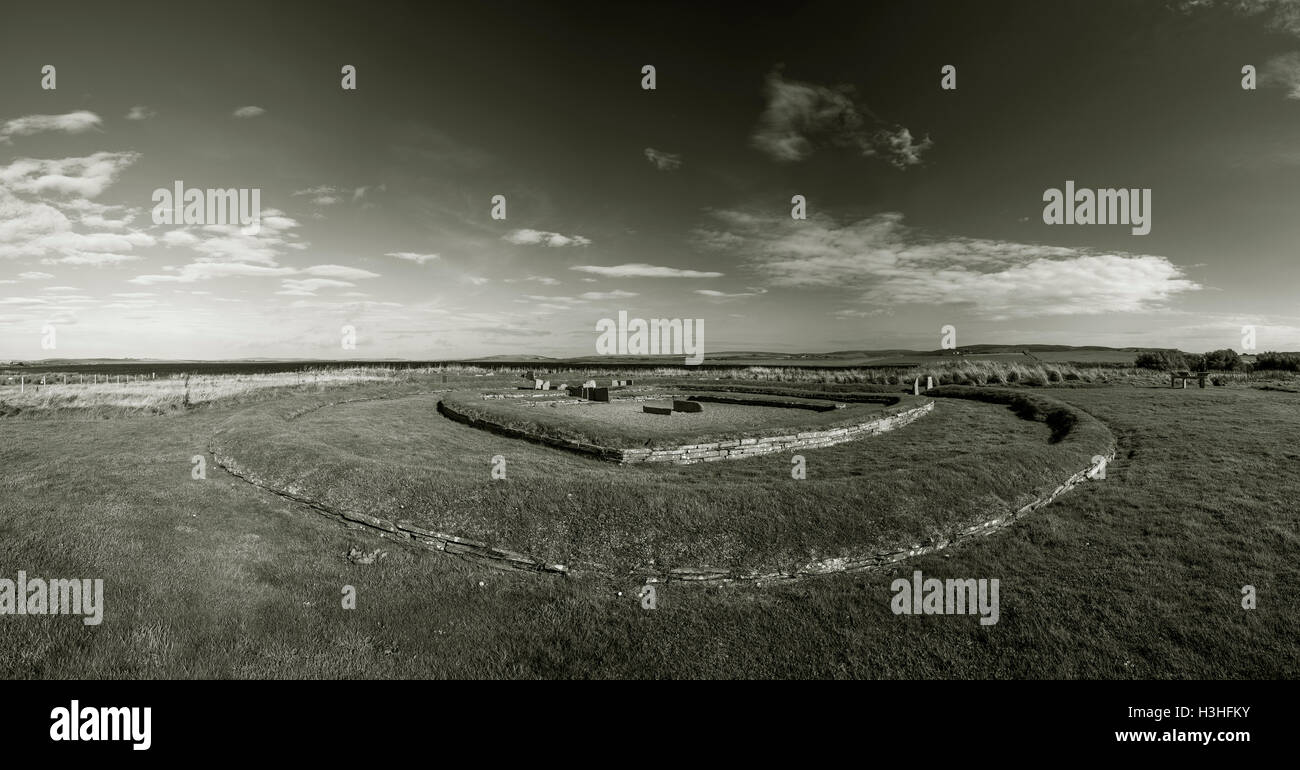 Siedlung aus der Jungsteinzeit Barnhouse neben dem Loch Harray und die Standing Stones von Stenness, Festland, Orkney, Schottland, Vereinigtes Königreich Stockfoto