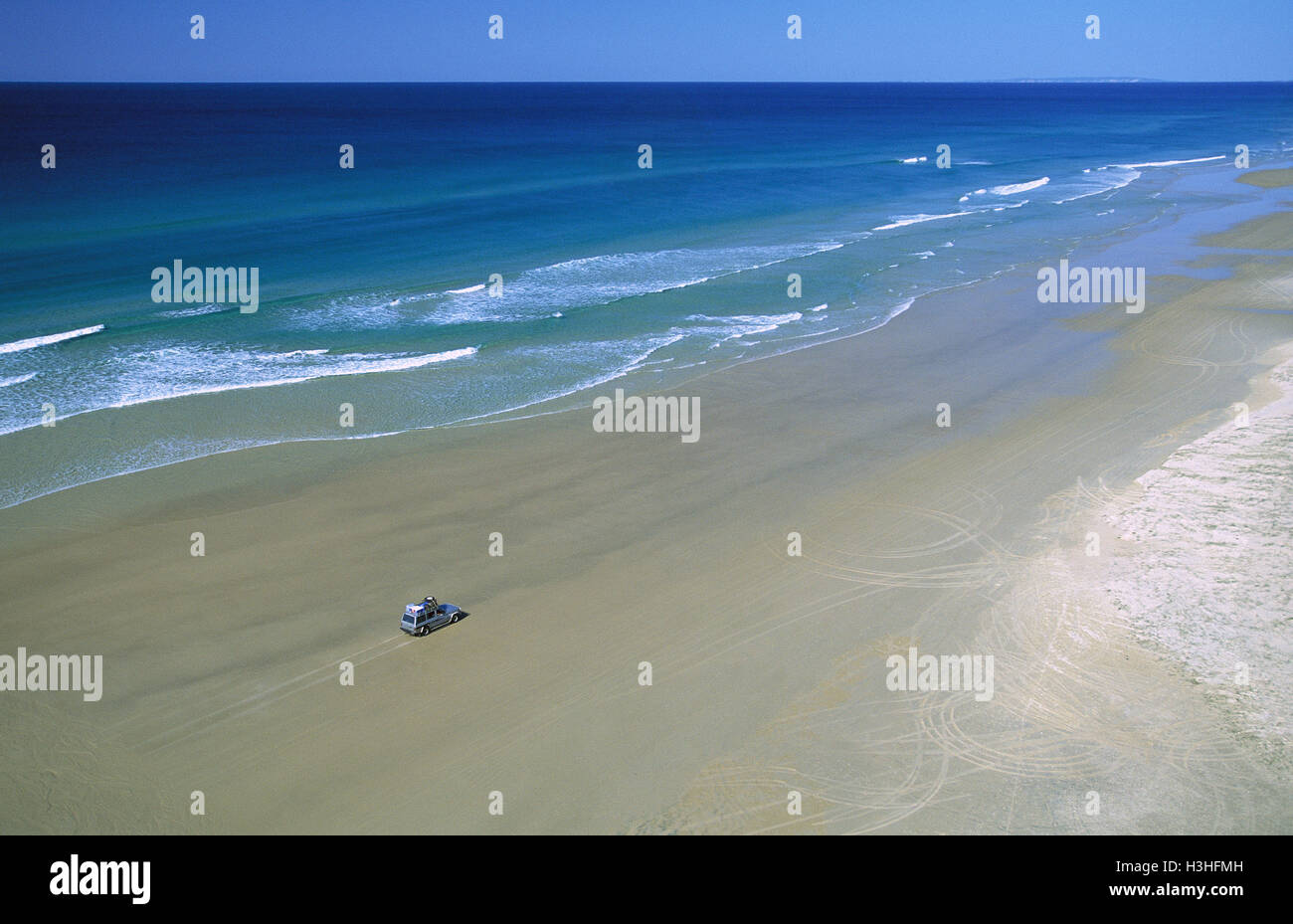 75 Mile Beach mit 4WD Fahrzeug, Stockfoto
