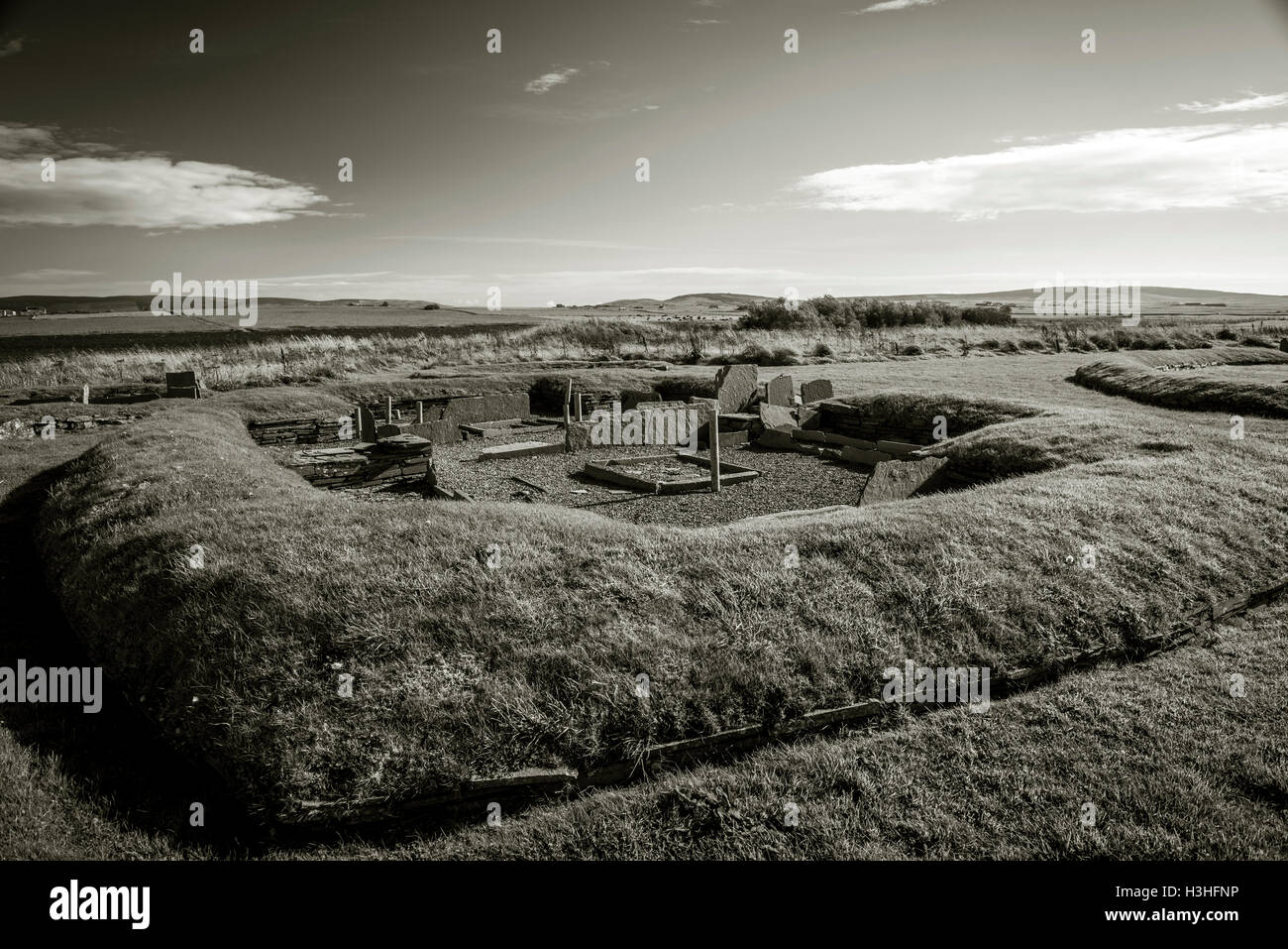 Siedlung aus der Jungsteinzeit Barnhouse neben dem Loch Harray und die Standing Stones von Stenness, Festland, Orkney, Schottland, Vereinigtes Königreich Stockfoto
