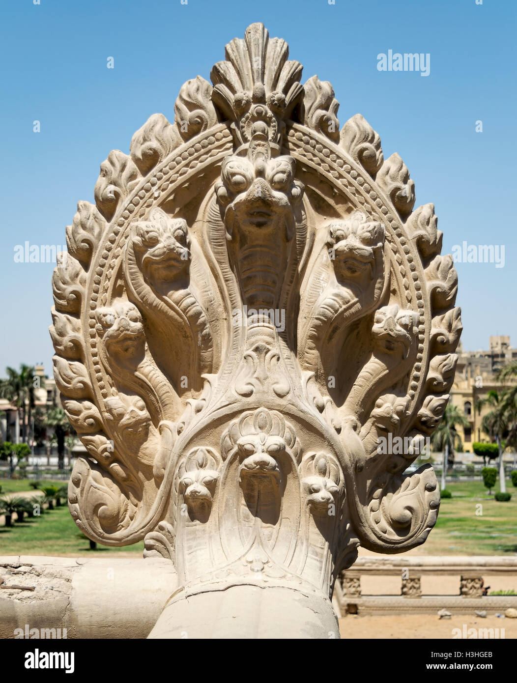 Hindu-Statue von Schlangen. Einer der Statuen gespickt von der Terrasse des Palastes der Baron Empain, Kairo, Ägypten Stockfoto