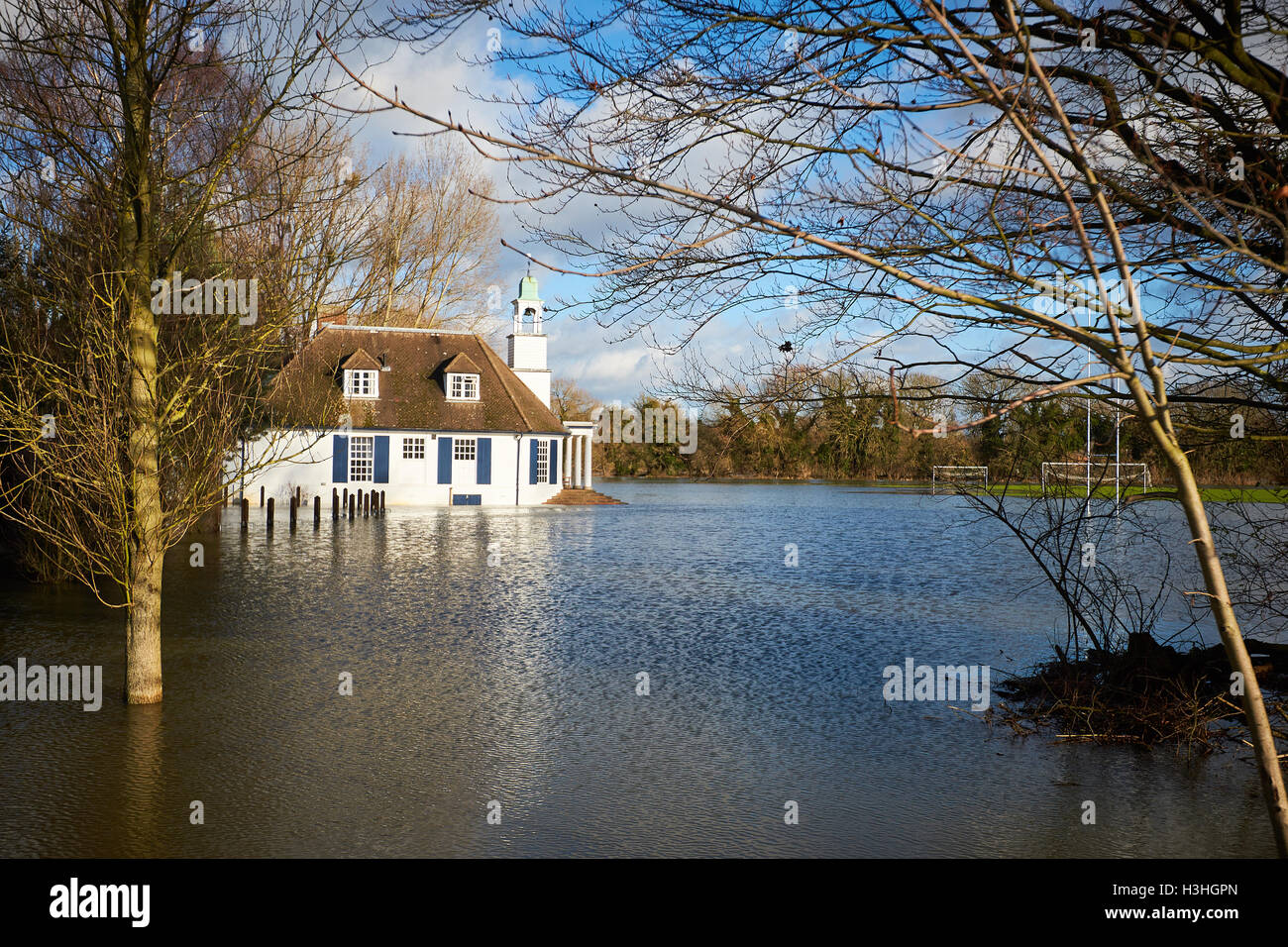 Gesamtansicht der überfluteten University College Sportplatz Stockfoto
