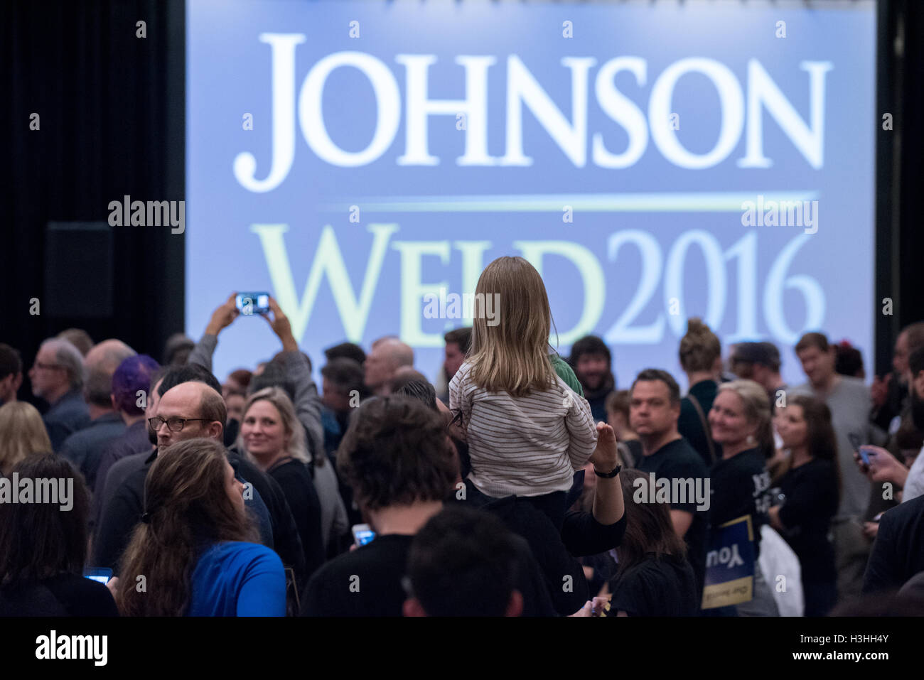 Johnson/Schweißnaht Präsidenten Rallye Teilnehmer warten libertären Präsidentschaftskandidaten Gary Johnson und Vize-Präsidentschaftskandidat Bill Weld am 17. September 2016 in Seattle, WA anreisen Stockfoto