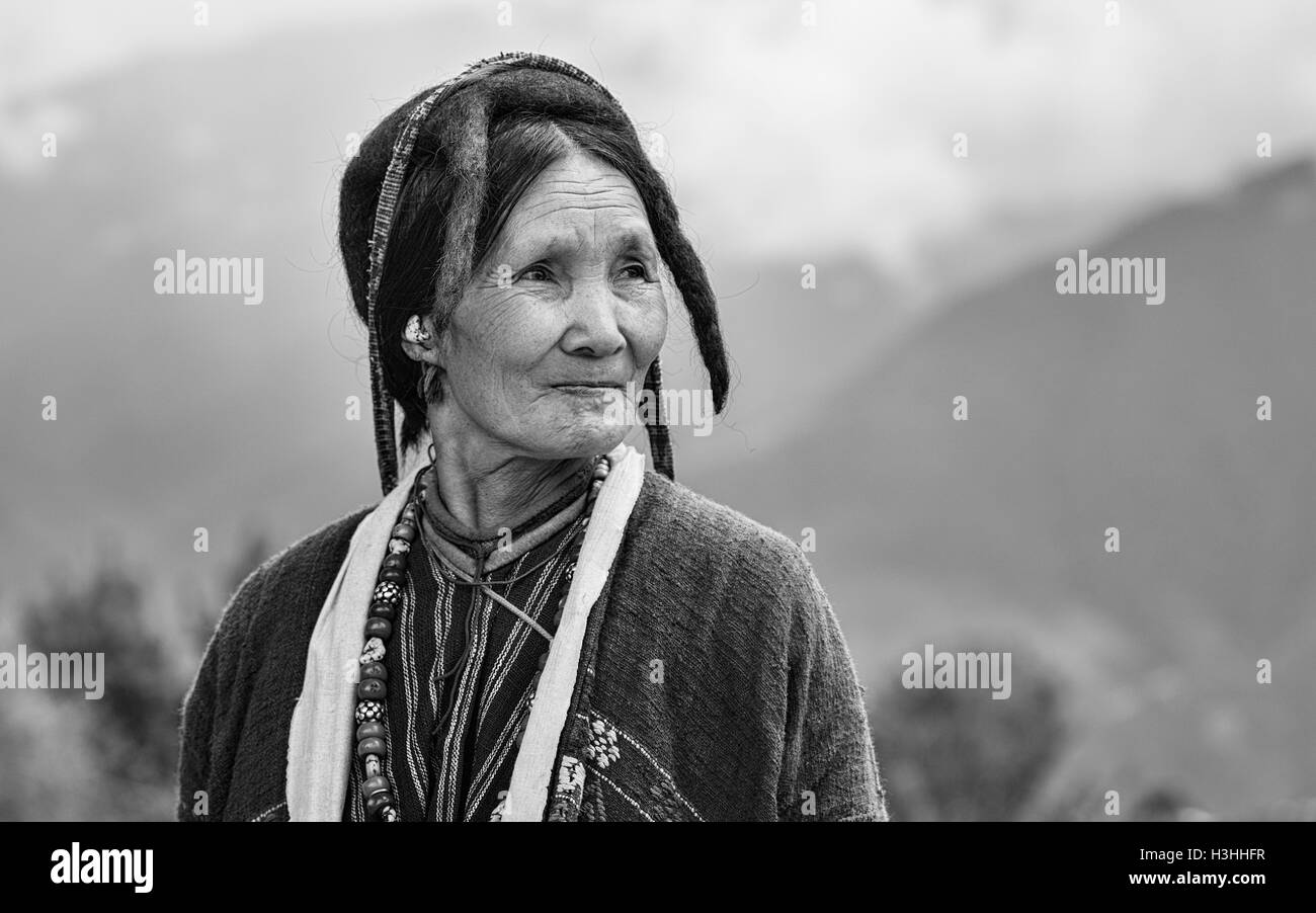 Frau des Stammes Monpa Besuch eines buddhistischen Festivals tragen traditionelle Kleidung und Halsketten. Stockfoto