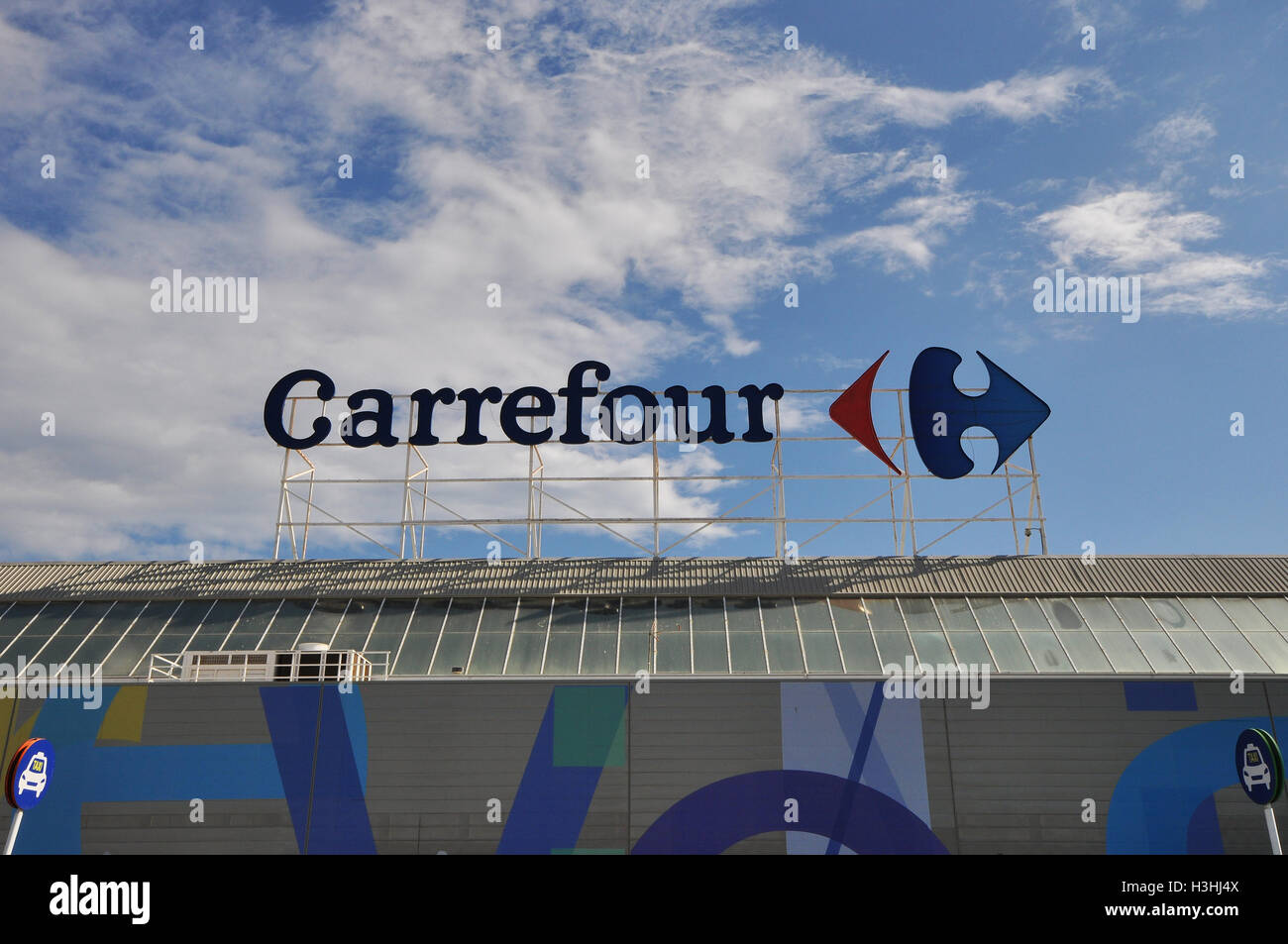 Carrefour S.A. ist ein französischer multinationale Einzelhändler mit Hauptsitz in Boulogne-Billancourt, Frankreich. Dieser Shop ist in Spanien Stockfoto